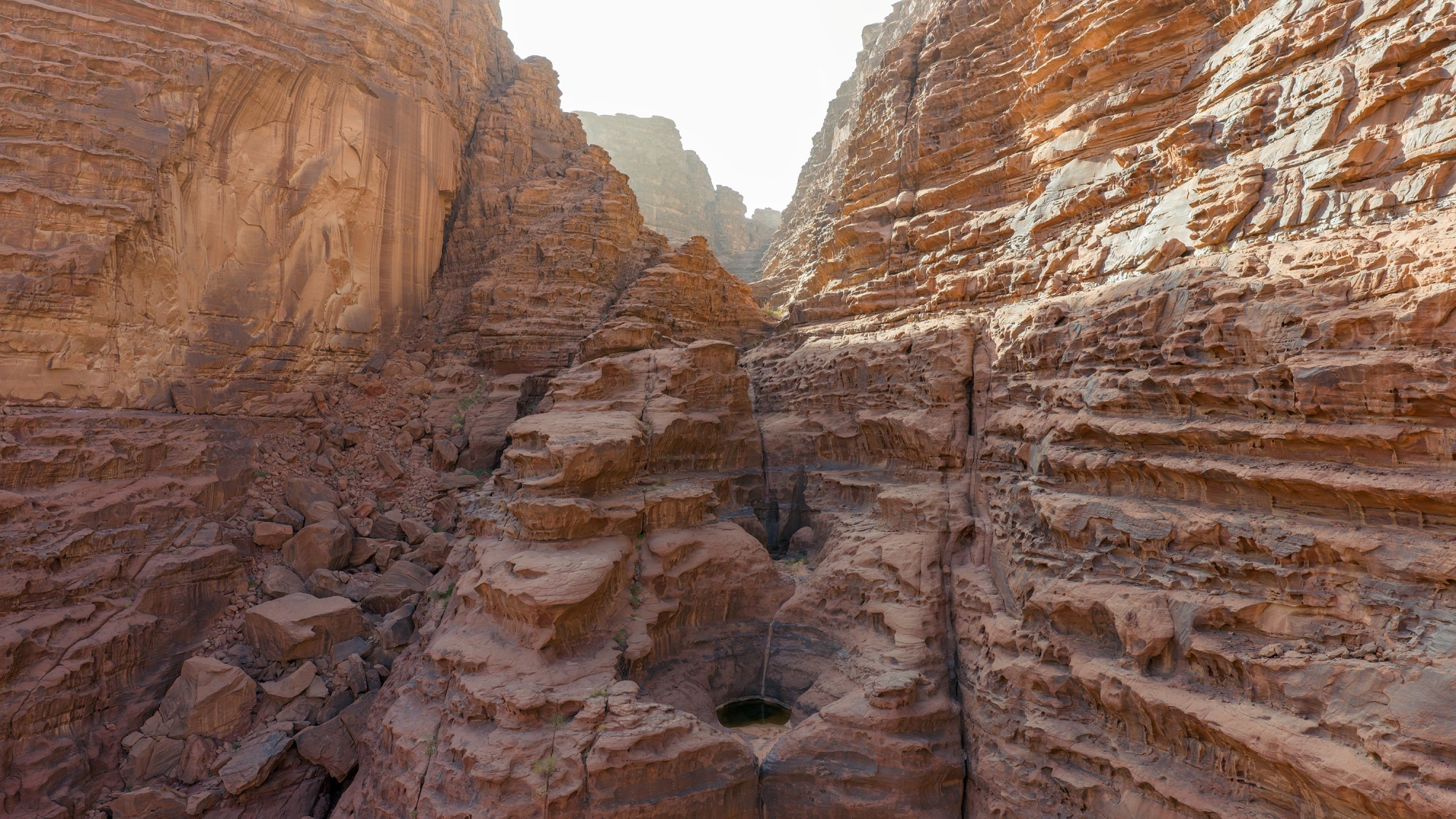قلتات تبوك.. خزانات ماء طبيعية في قلب الجبال