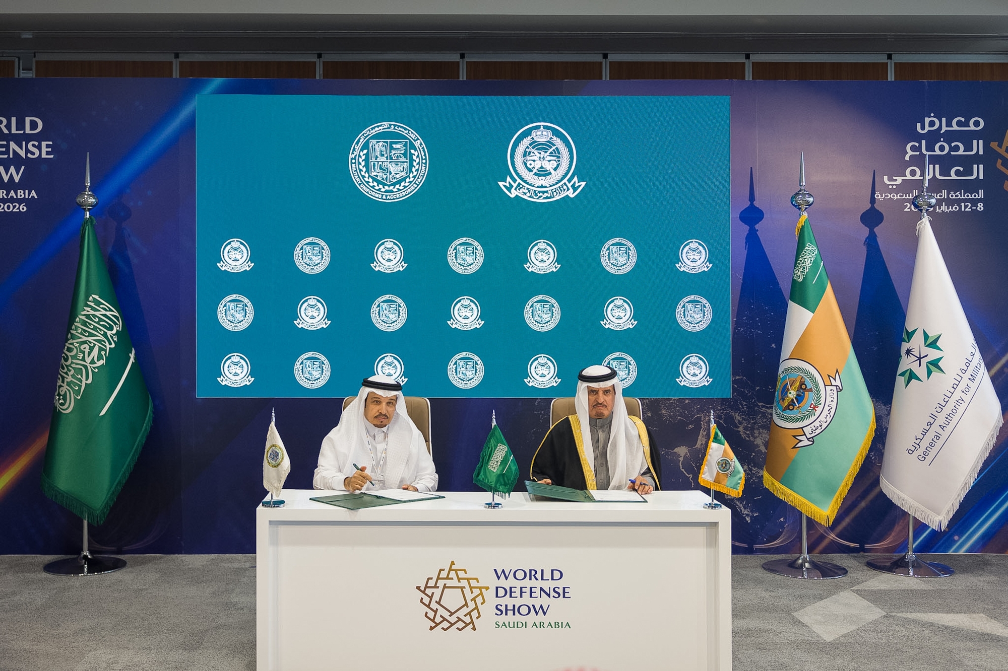 وقَّع العقود نائب وزير الحرس الوطني د. ناصر الداود