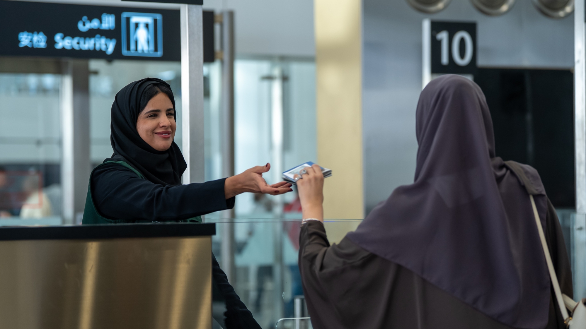 المرأة في "الداخلية".. حضور متنامٍ يعزز الأمن ويصون الأرواح