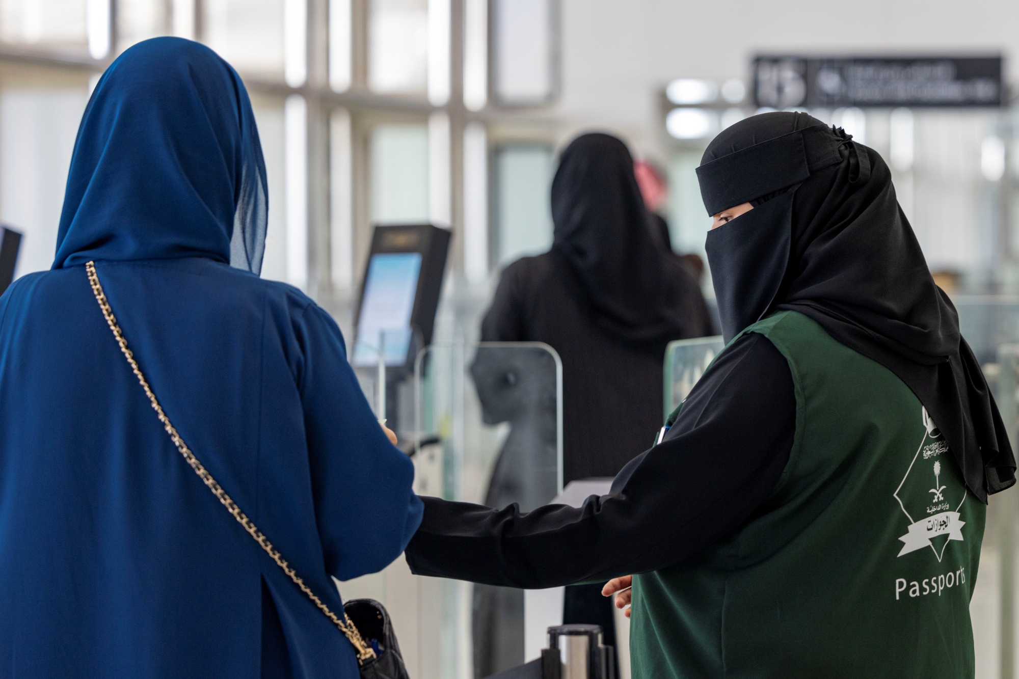 المرأة في "الداخلية".. حضور متنامٍ يعزز الأمن ويصون الأرواح