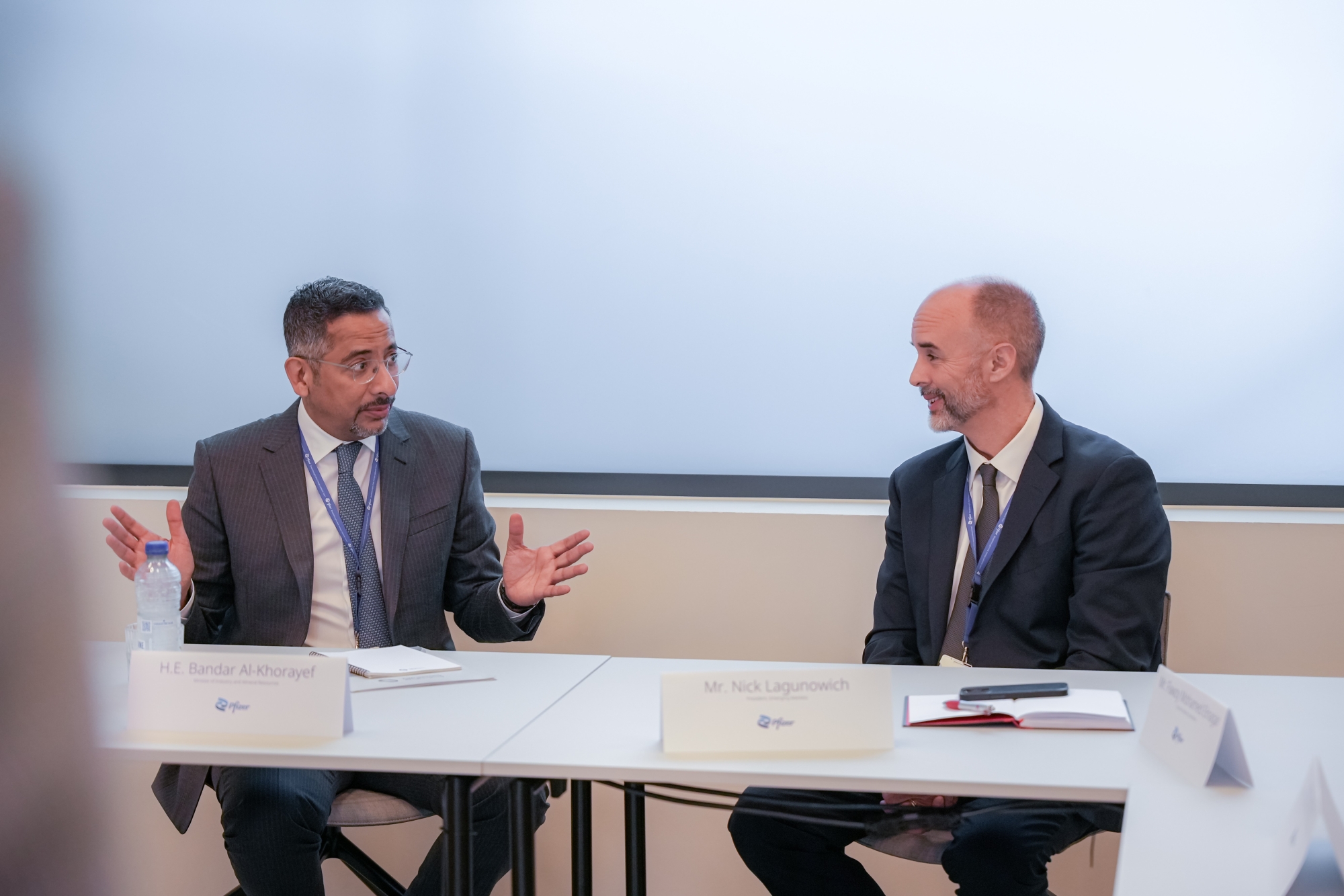 عقد الخريف لقاءات مع مسؤولين في فايزر ورئيس شركة أجفا هيلث كير