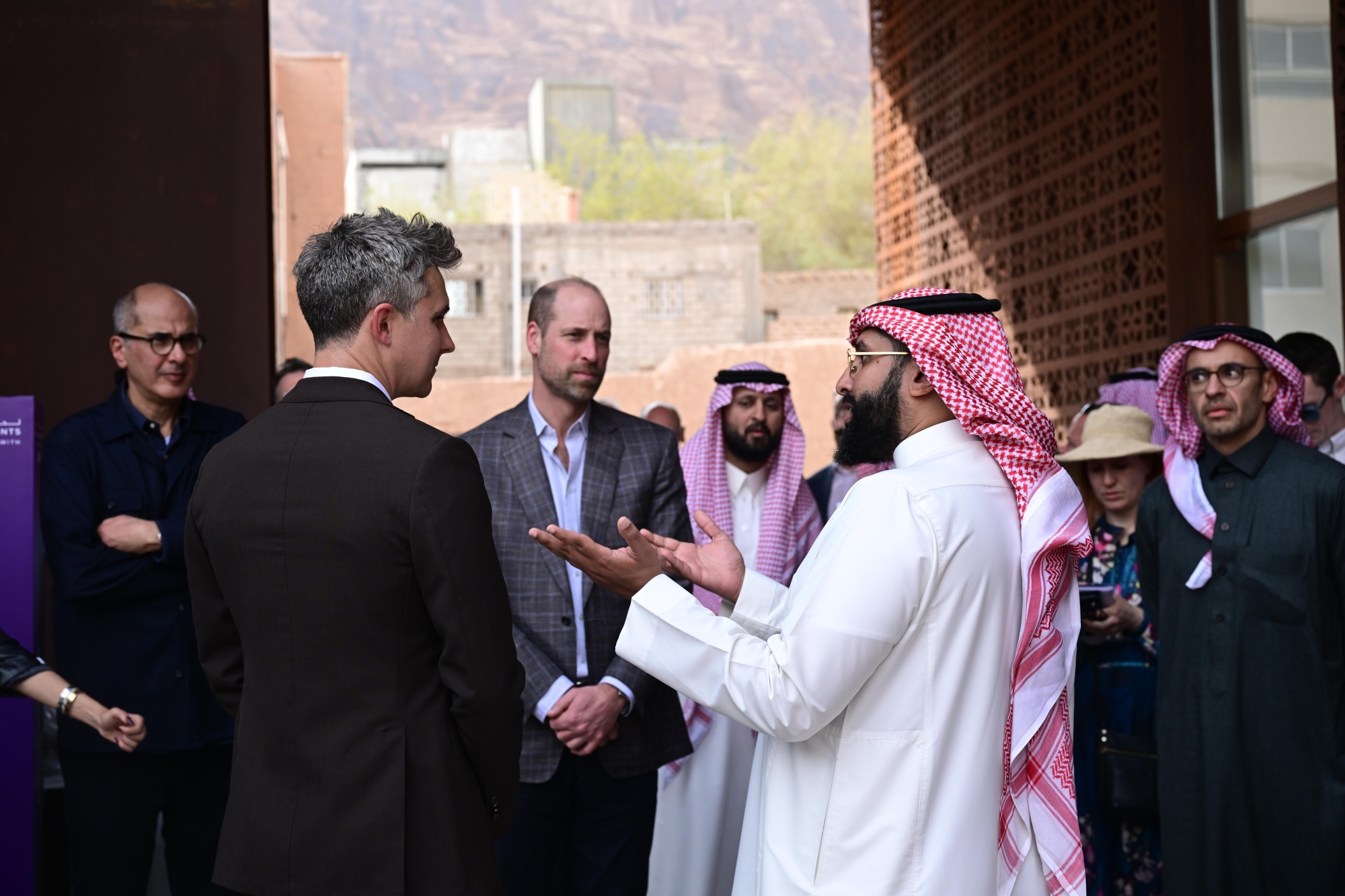 "فنون العُلا" تُبهر ولي عهد بريطانيا.. ويلتقي مبدعيها