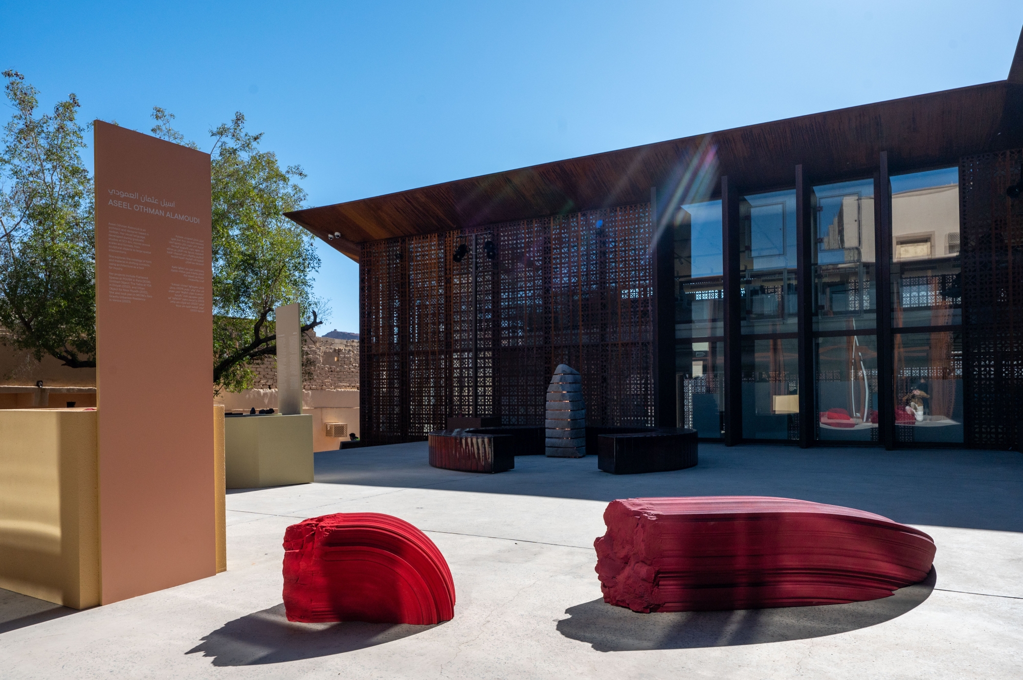 "فنون العُلا" تُبهر ولي عهد بريطانيا.. ويلتقي مبدعيها