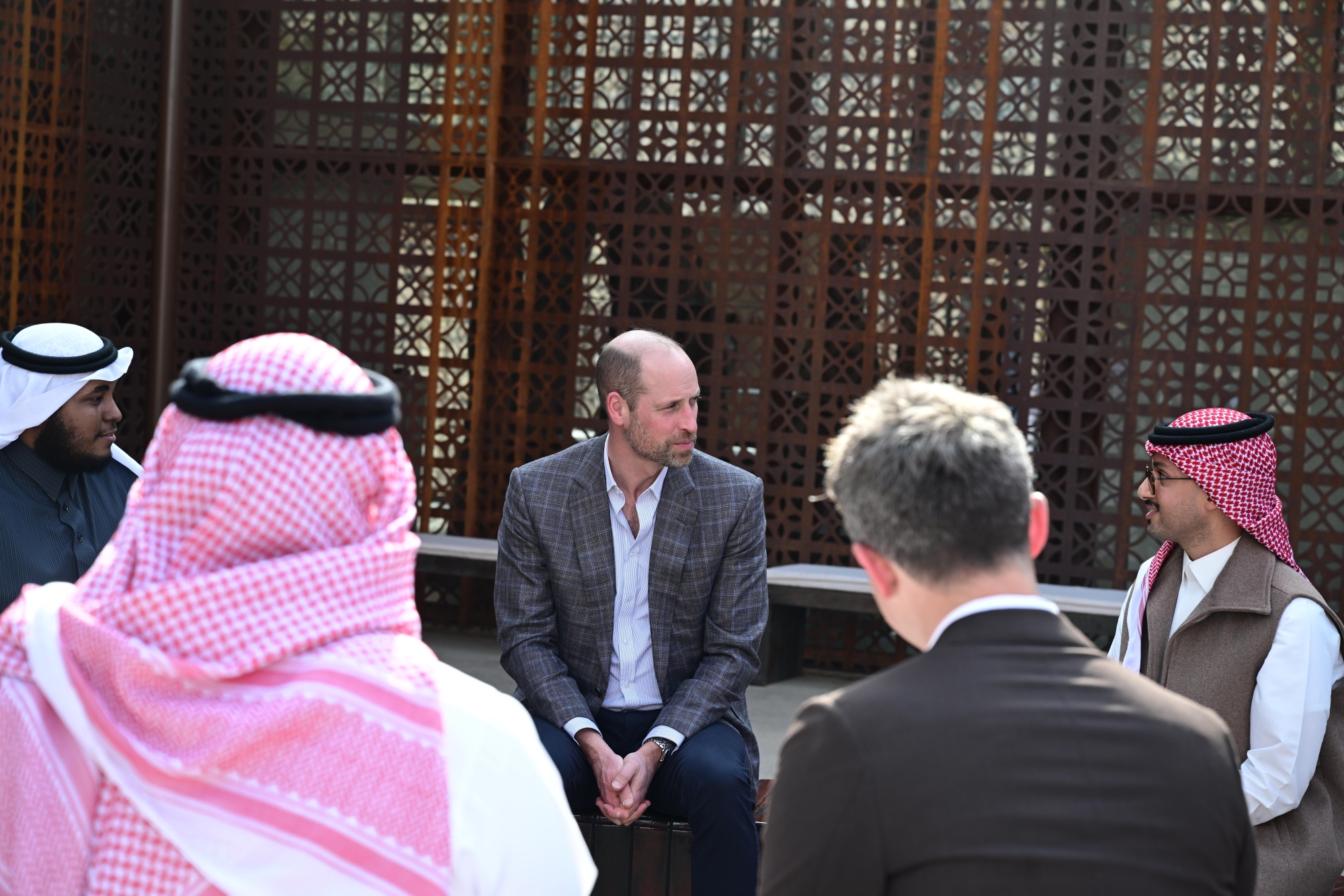 "فنون العُلا" تُبهر ولي عهد بريطانيا.. ويلتقي مبدعيها