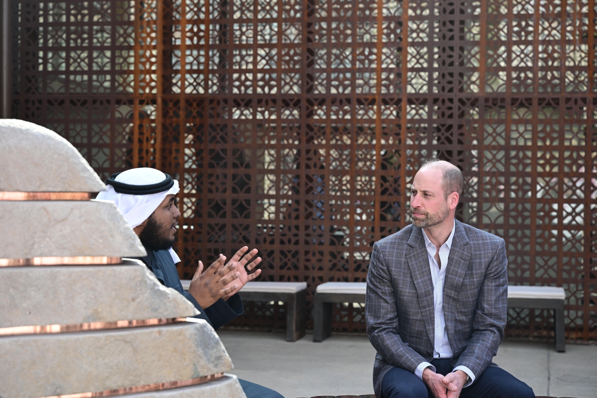 "فنون العُلا" تُبهر ولي عهد بريطانيا.. ويلتقي مبدعيها