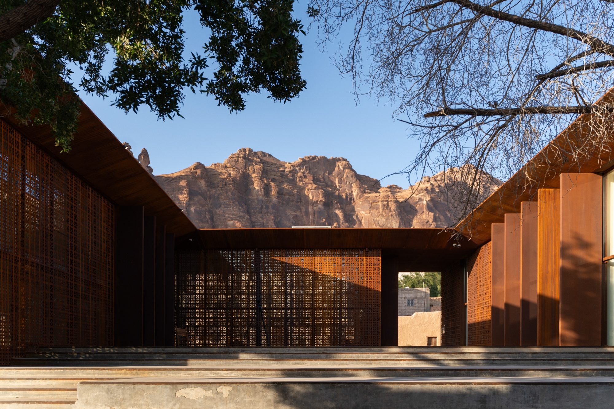 "فنون العُلا" تُبهر ولي عهد بريطانيا.. ويلتقي مبدعيها