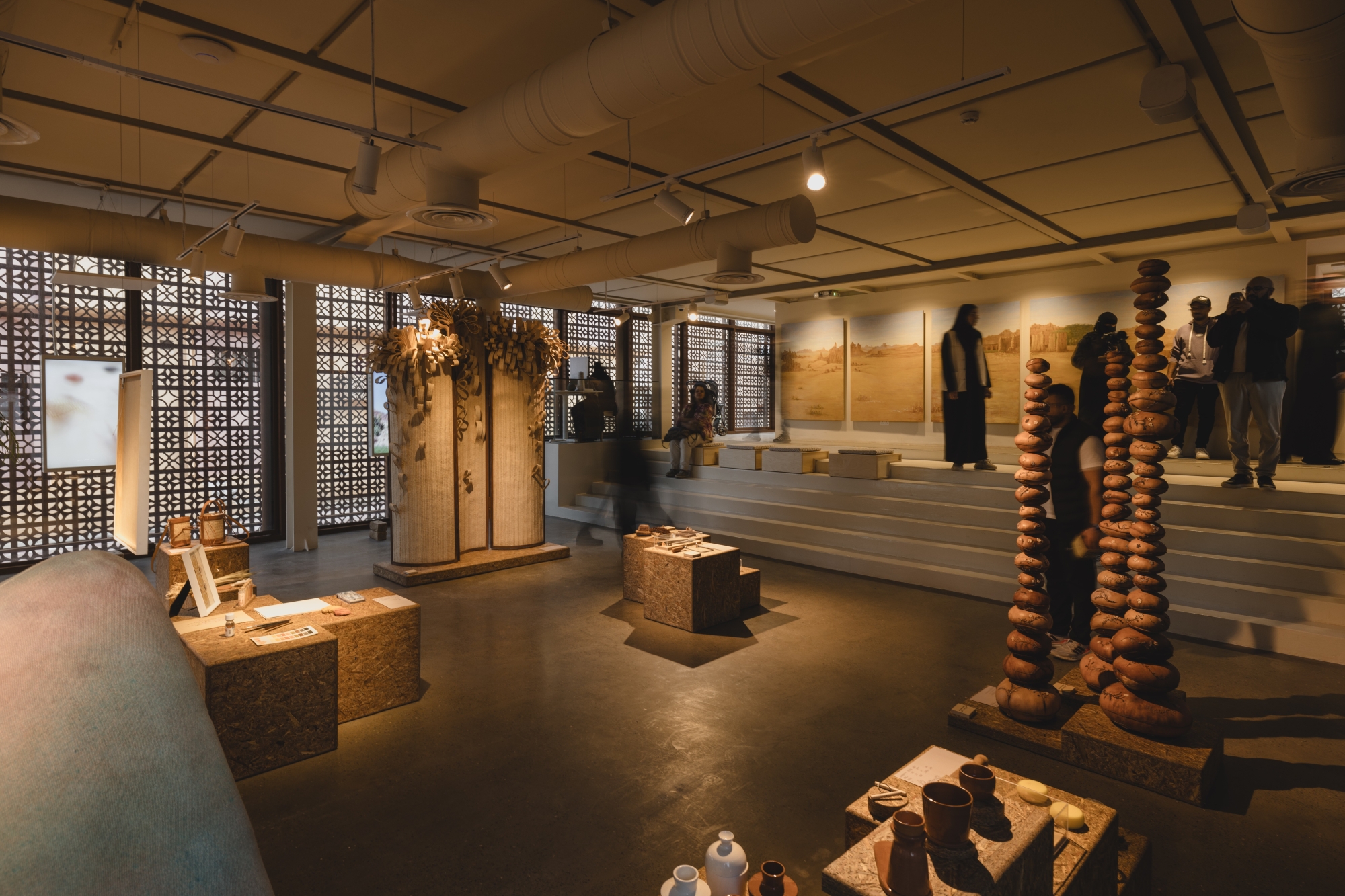 "فنون العُلا" تُبهر ولي عهد بريطانيا.. ويلتقي مبدعيها