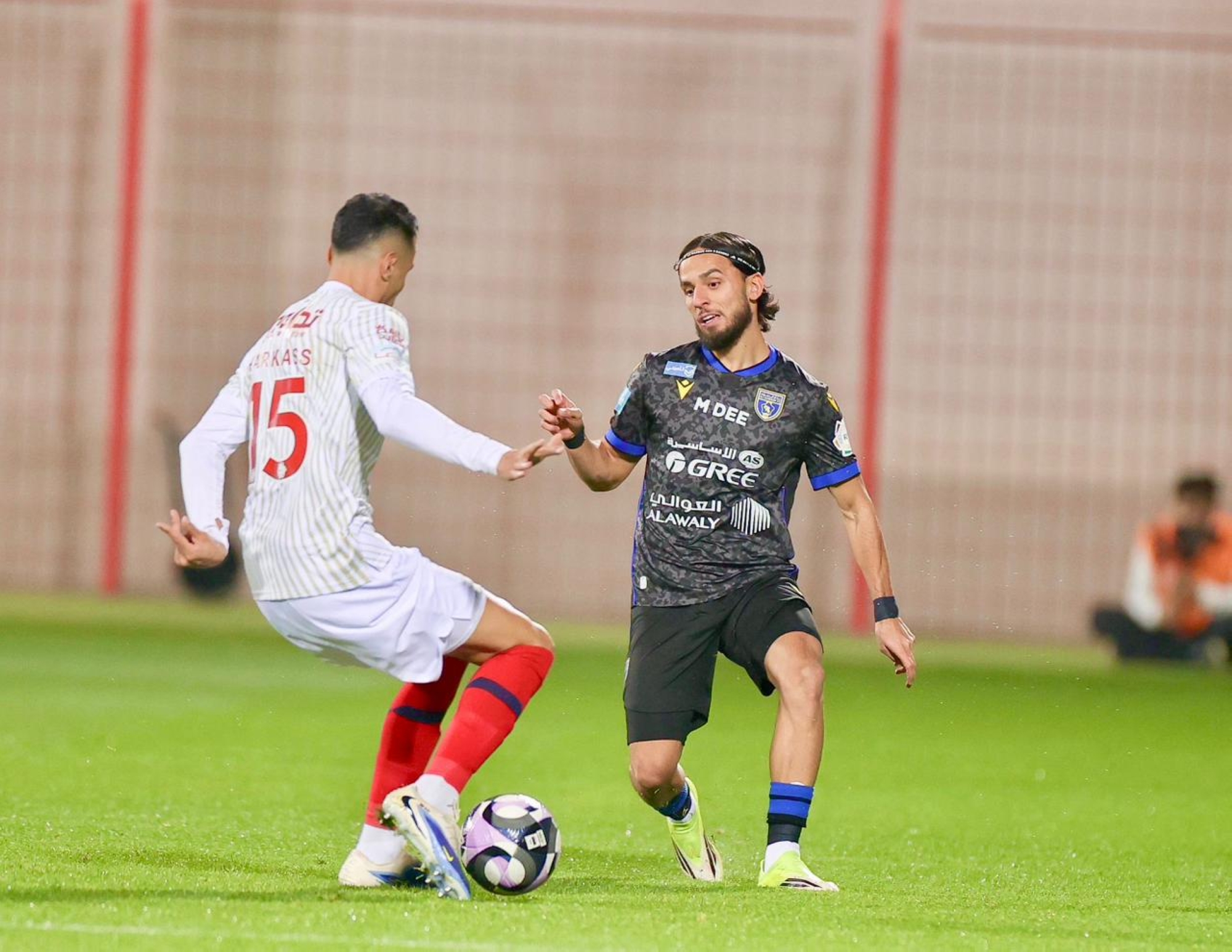 جانب من مباراة ضمك أمام التعاون 