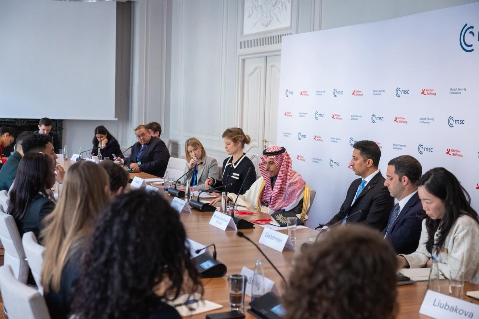 تناولت الجلسة أهمية تكثيف الحوار الصادق والبنّاء لتجاوز التحديات المشتركة