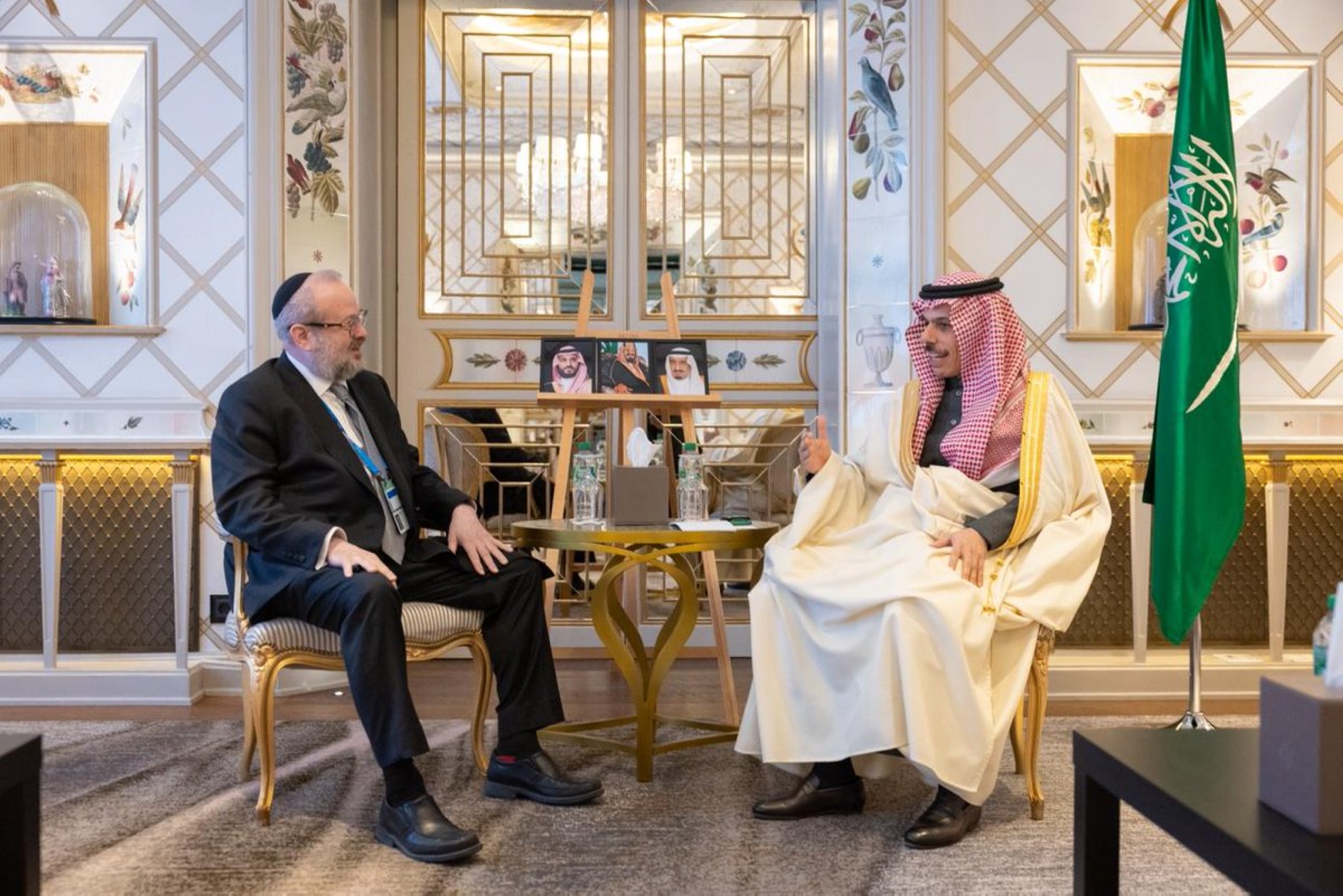  استعراض العلاقات الأخوية بين البلدين 