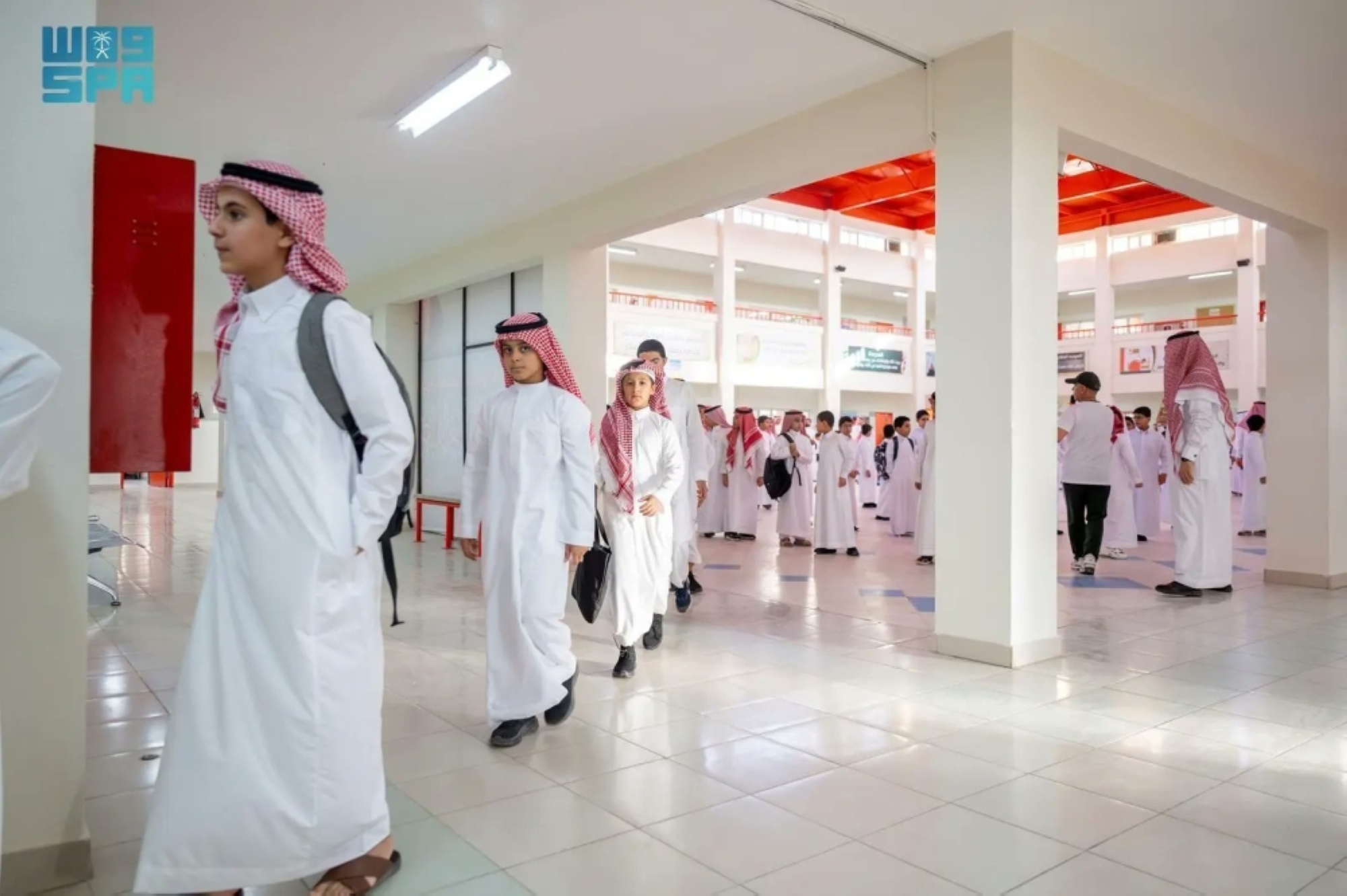 يبدأ الحضور عند الساعة 9:30 صباحًا لمدارس التعليم العام