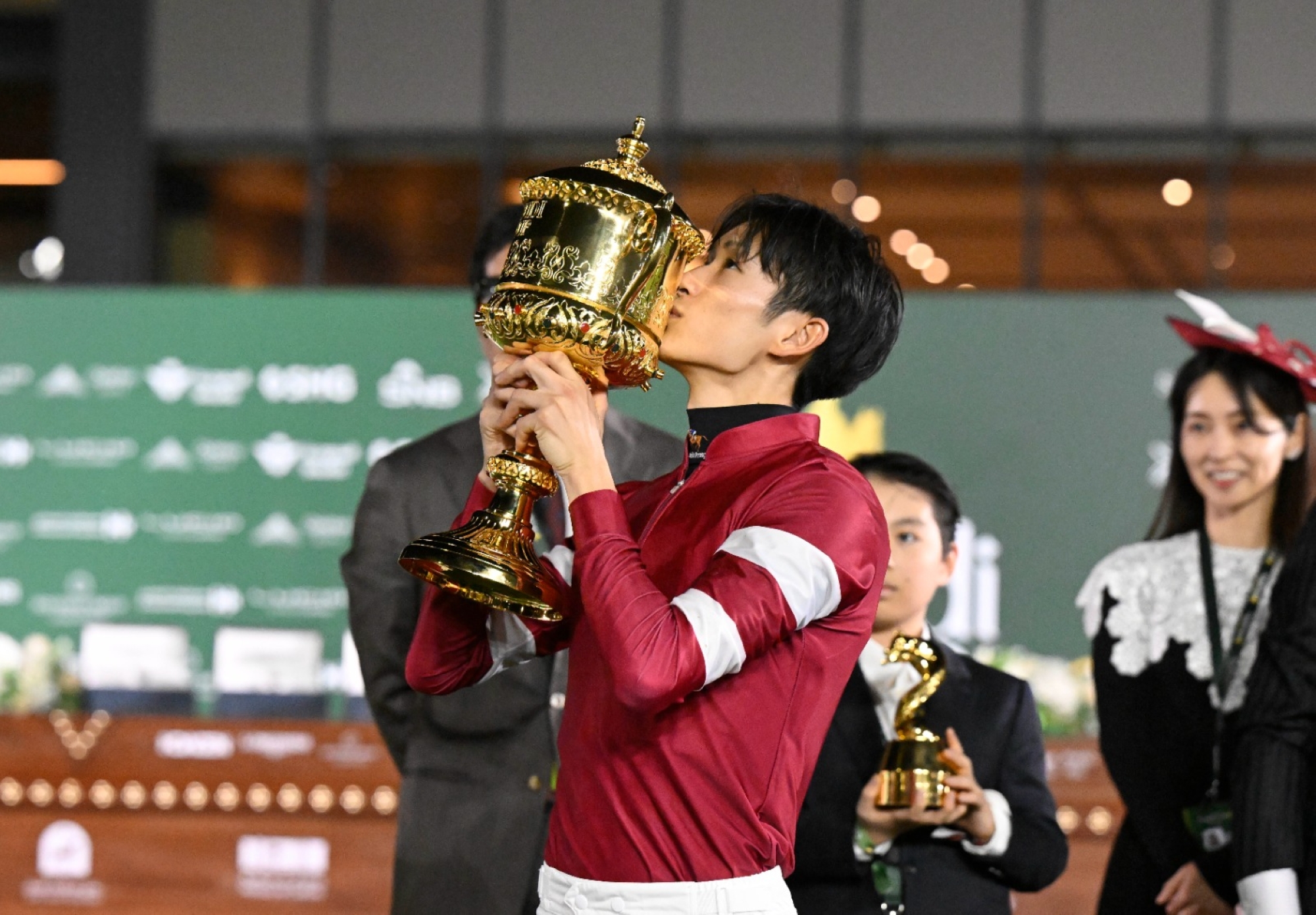 جانب من  تتويج الفائزين بلقب كأس السعودية 2026