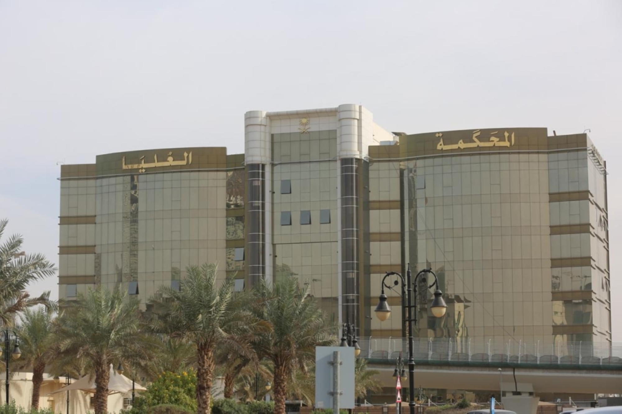 أهابت المحكمةُ العليا بمن لديه القدرة على الترائي الاهتمامَ بهذا الأمر