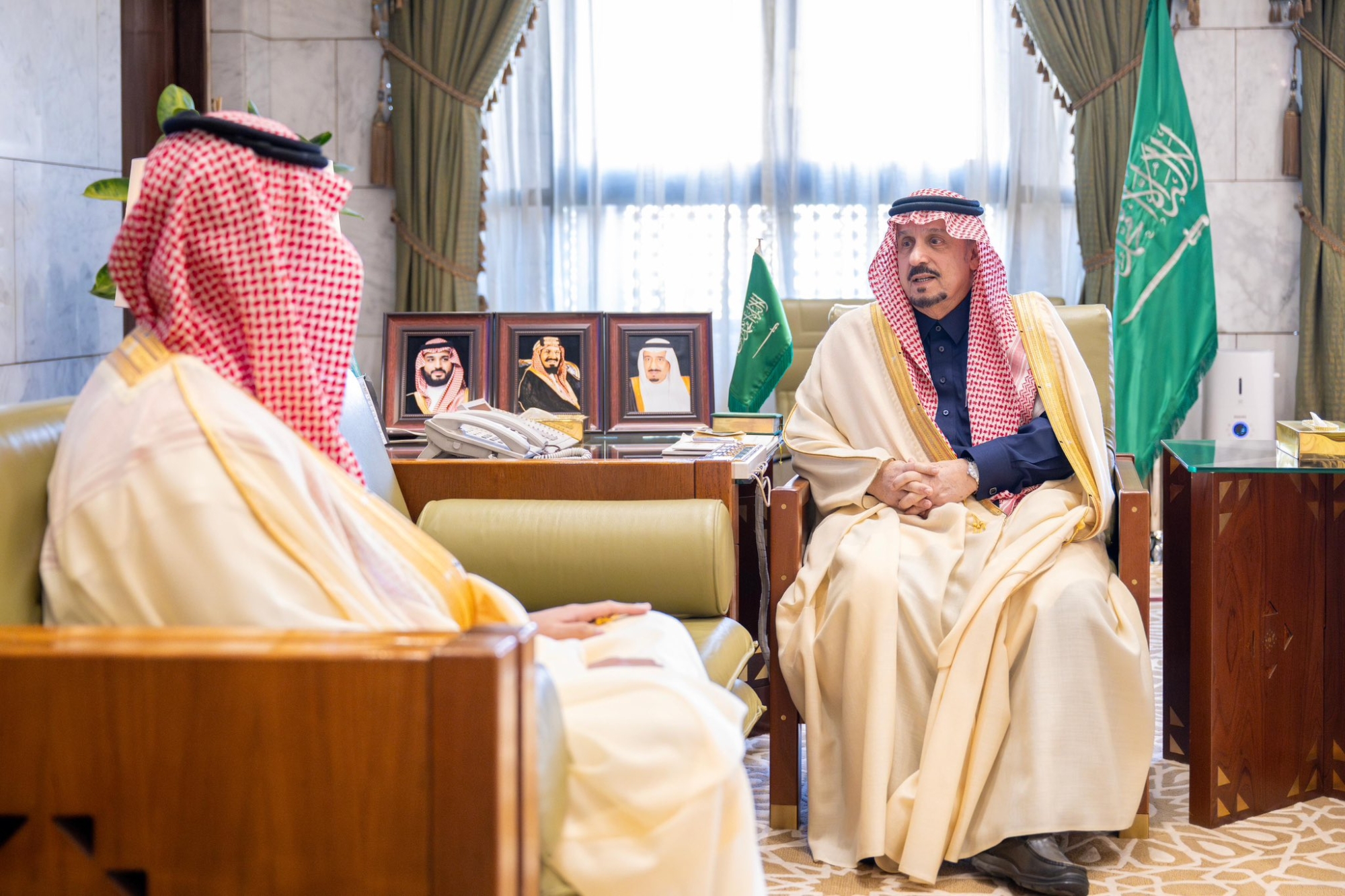 أمير منطقة الرياض يستقبل محافظ الدرعية