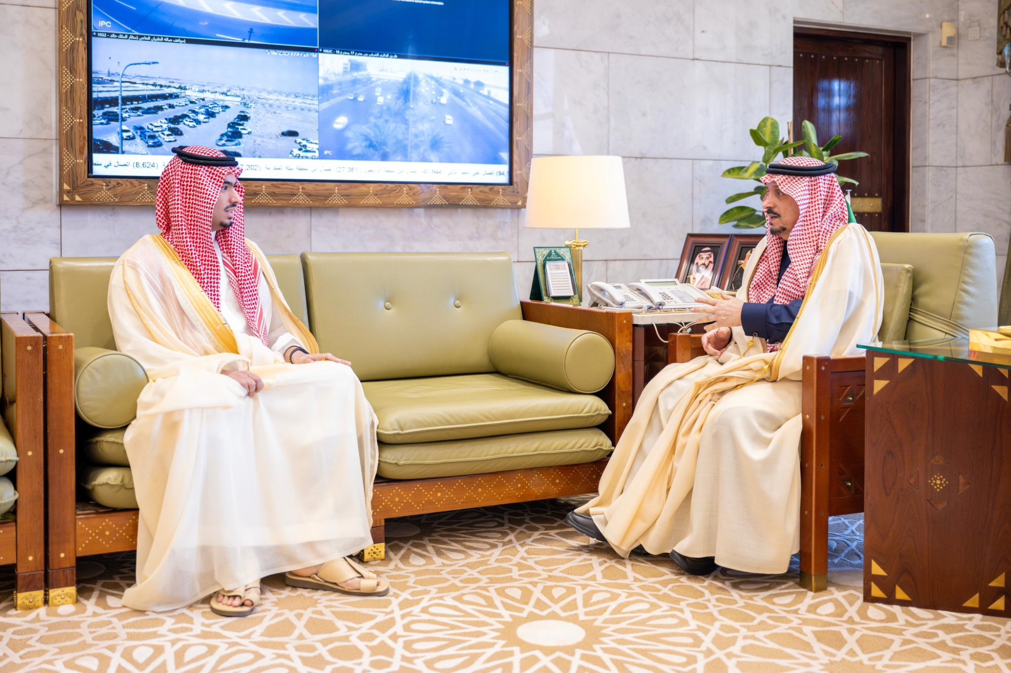 أمير منطقة الرياض يستقبل محافظ الدرعية