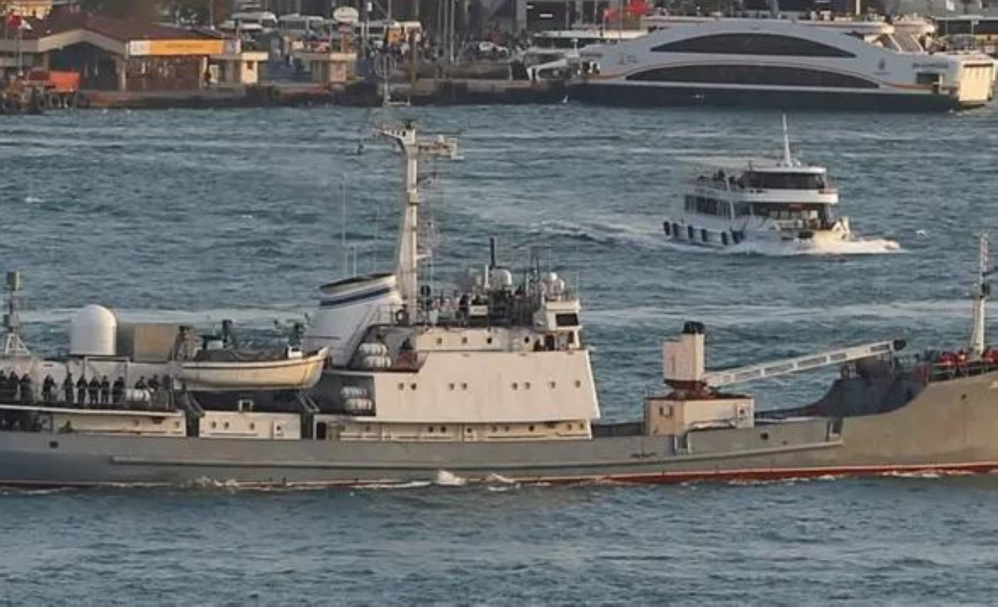 الحادث في وقوع أضرار بجدار الرصيف ورافعة الميناء