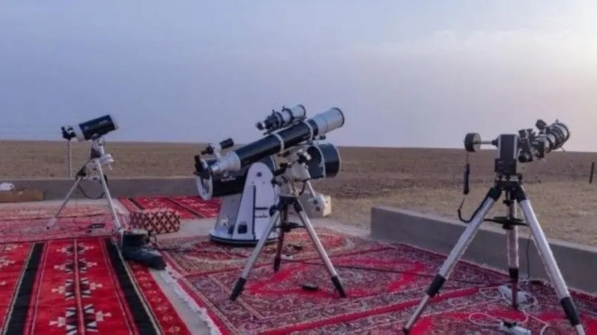 يحدث هذا النوع من الكسوف عندما يكون القمر في نقطة أبعد في مداره