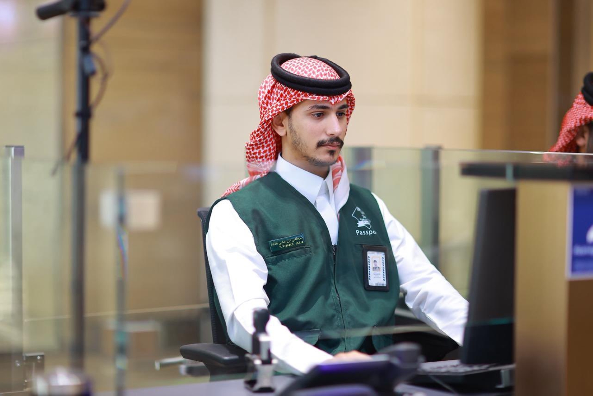  الجوازات تتيح حل المعاملات المتعذرة إلكترونيًا عبر "تواصل"