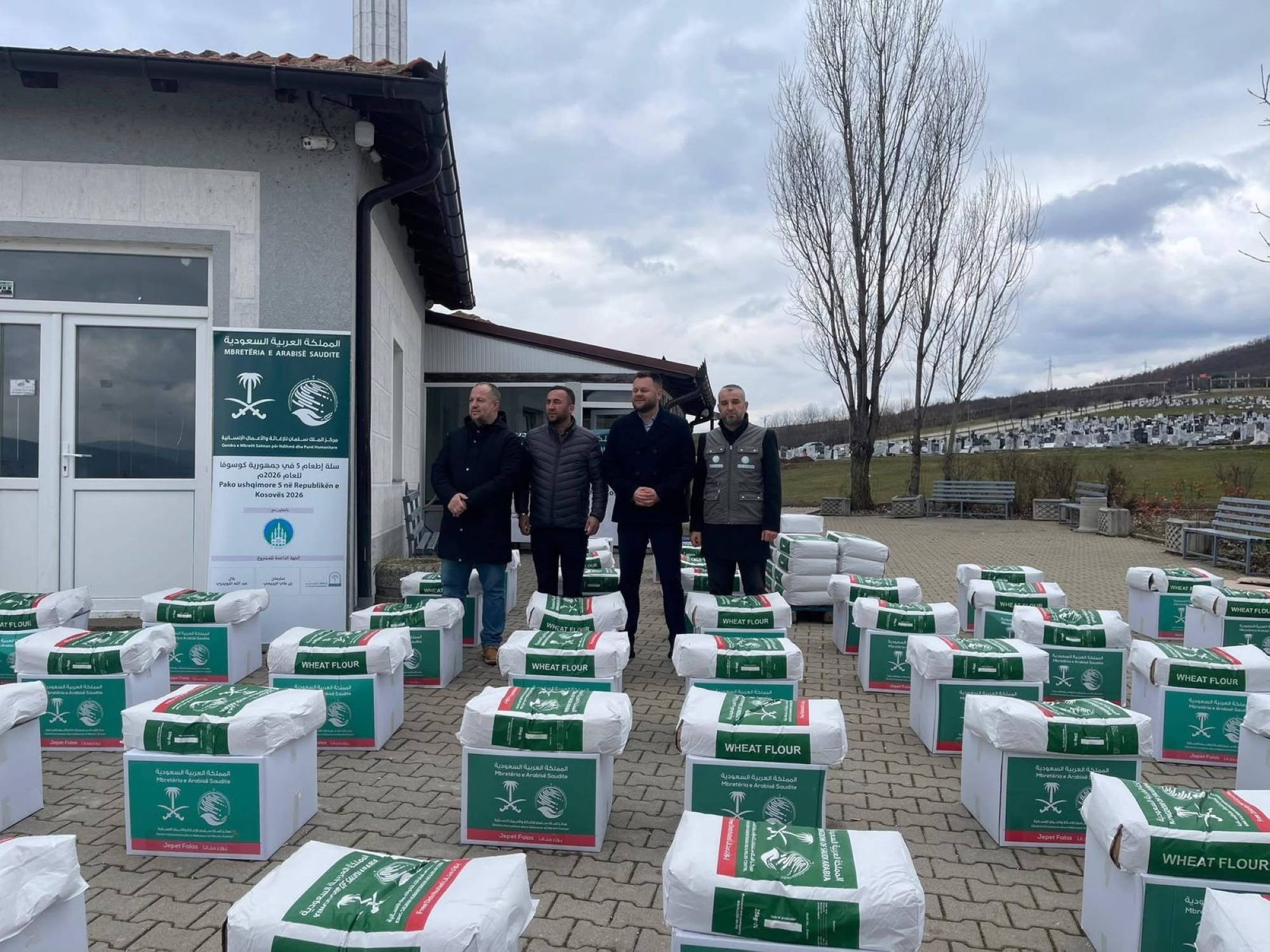 مركز الملك سلمان للإغاثة يوزع 550 سلة غذائية في مدينة ميتروفيسا بجمهورية كوسوفو