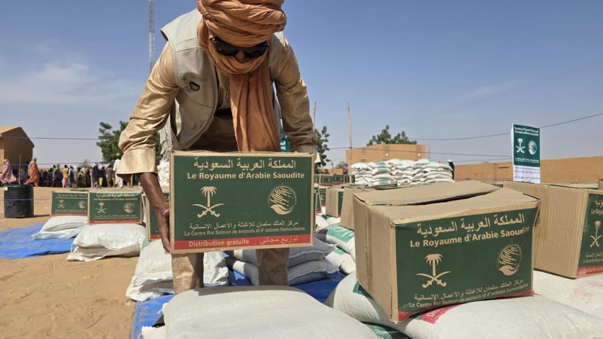 مركز الملك سلمان للإغاثة يوزّع 728 سلة غذائية في مدينتي أبالا وتيلابيري بجمهورية النيجر
