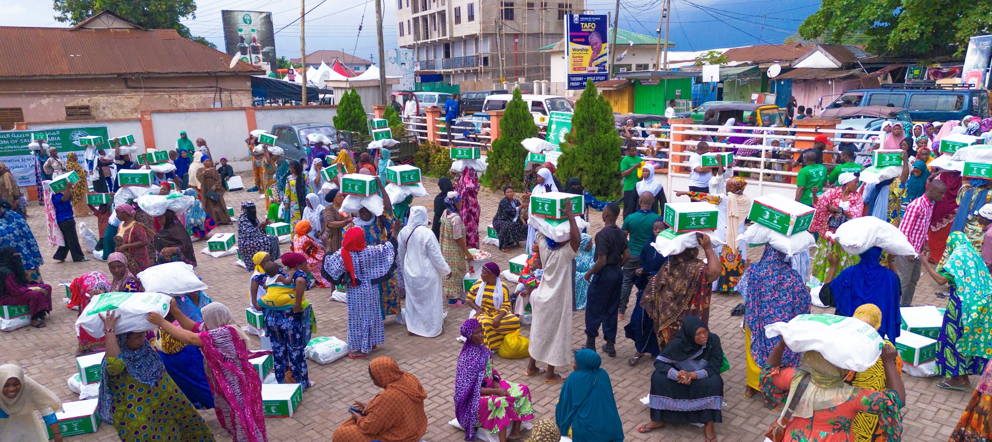 مركز الملك سلمان للإغاثة يوزّع 1.200 سلة غذائية في مقاطعة كوماسي بجمهورية غانا