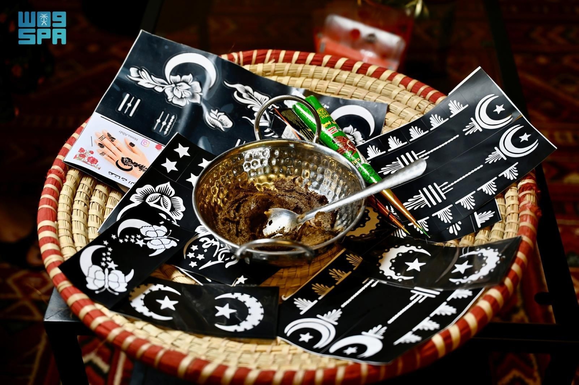 نقش الحناء.. بهجة أول صيام للفتيات الصغيرات