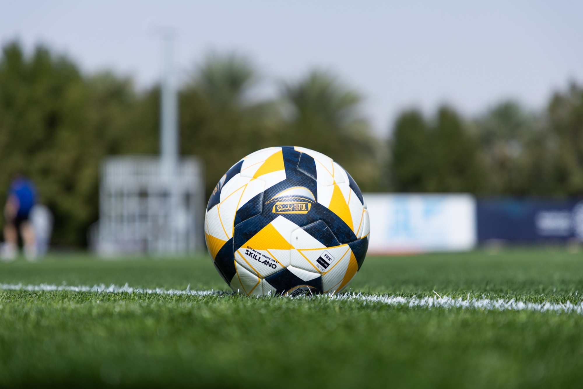 كرة دوري يلو