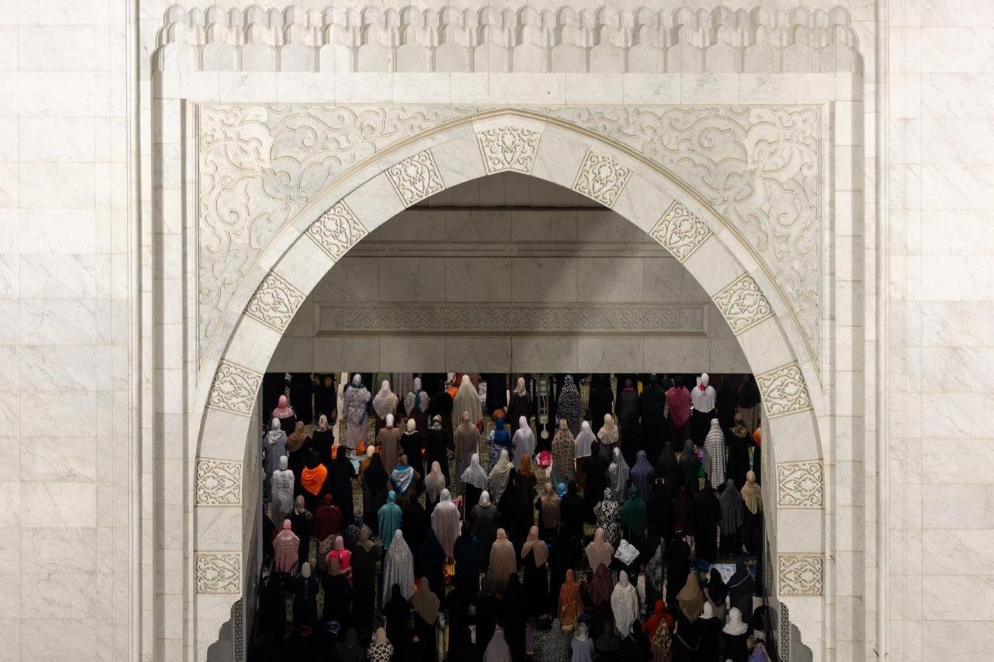 توزعت حركة القاصدين بسلاسة في مختلف أرجاء المسجد الحرام