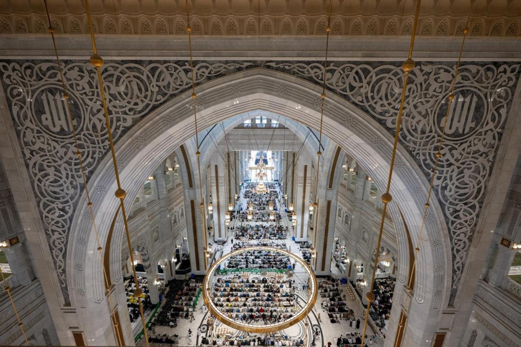 توزعت حركة القاصدين بسلاسة في مختلف أرجاء المسجد الحرام