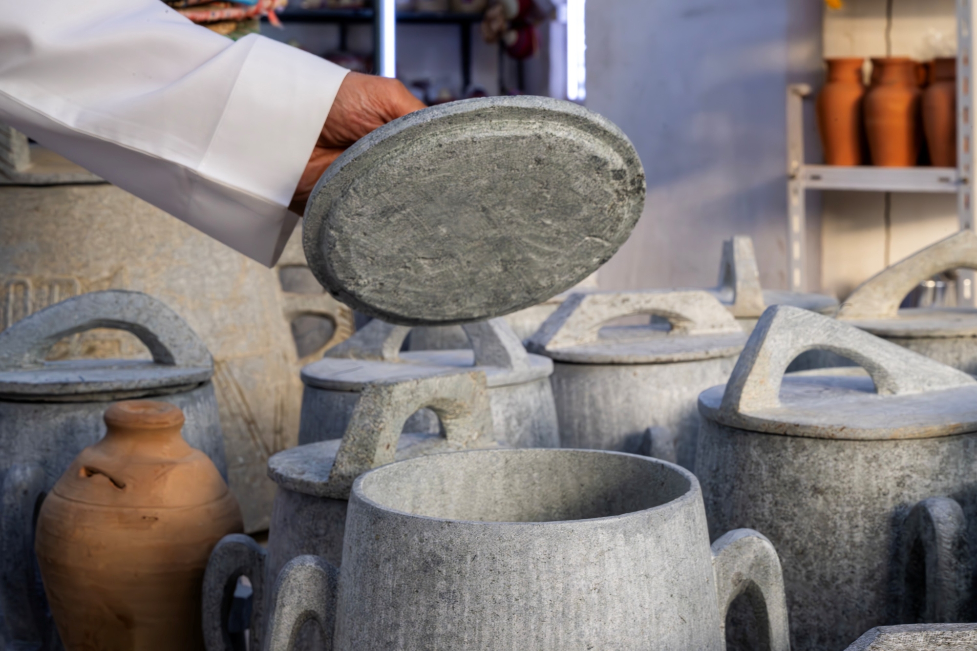 زيادة في إقبال الأهالي والزوَّار على شراء المنتجات التراثية والأثرية