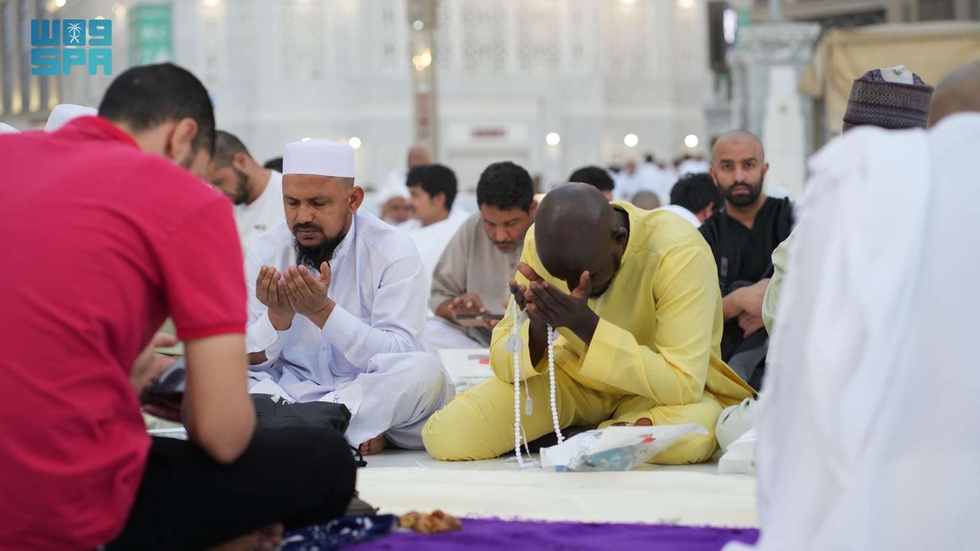  يسودها الدعاء والخشوع