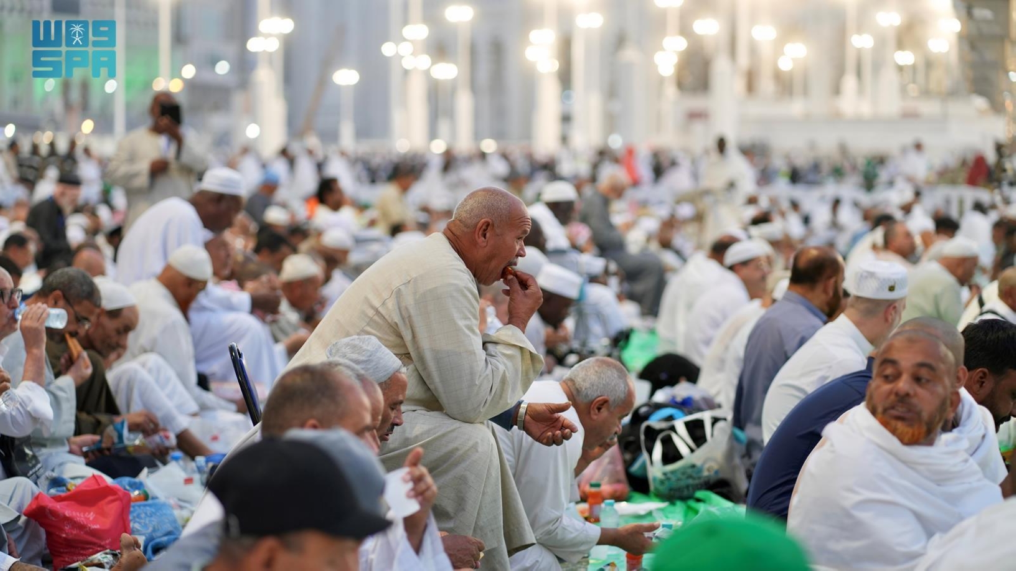  يسودها الدعاء والخشوع