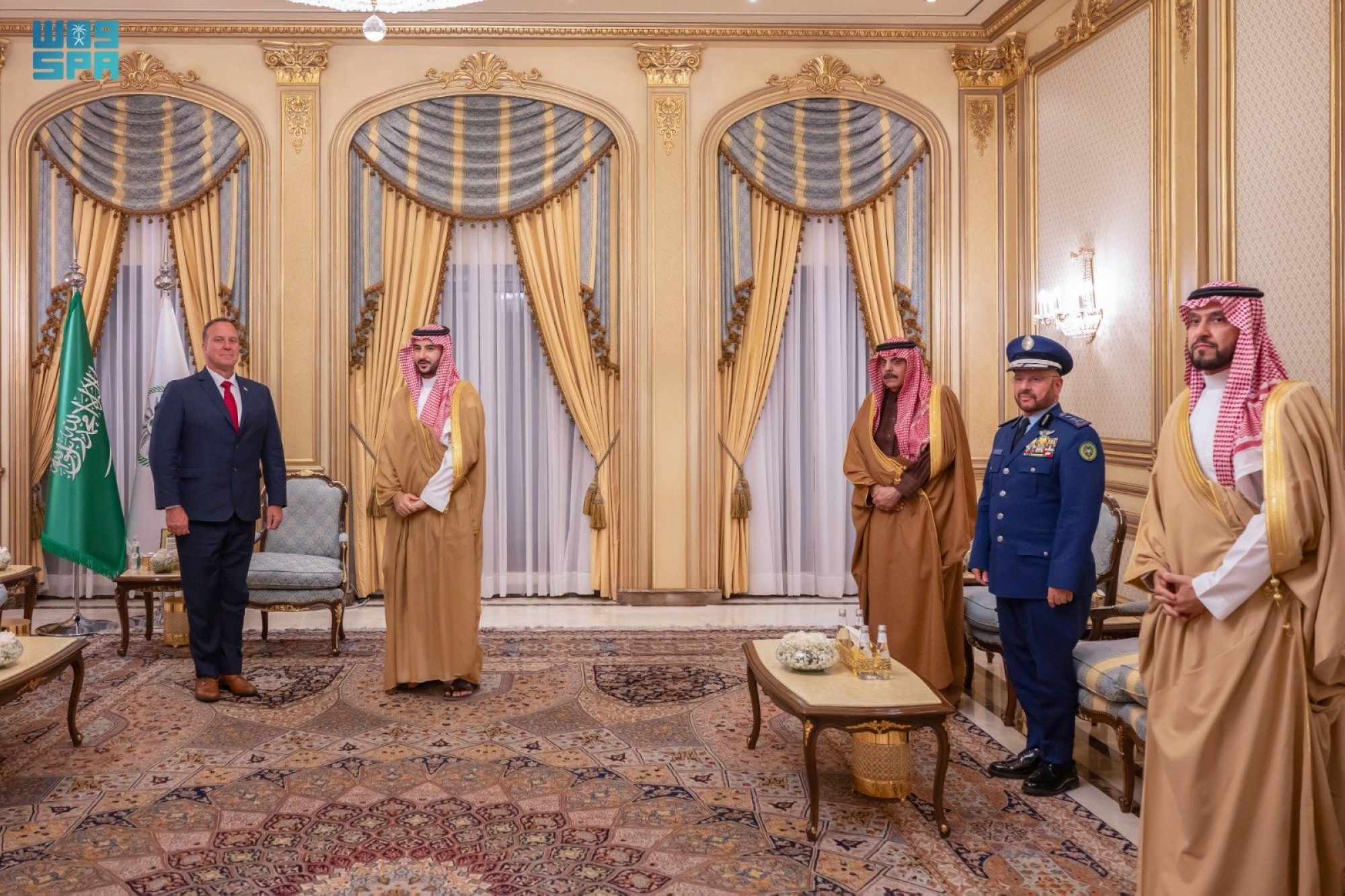 وزير الدفاع يُقلد "كوريلا" وسام الملك عبدالعزيز