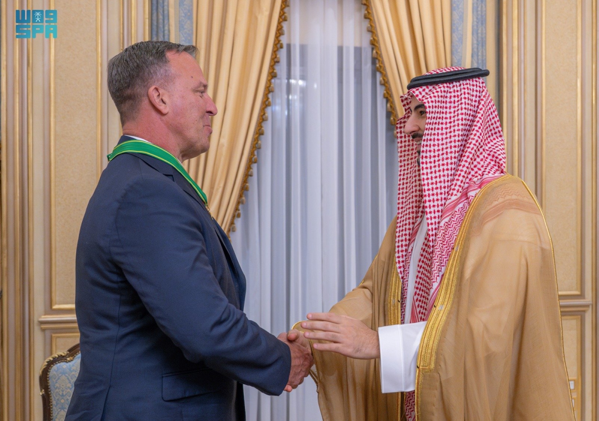 وزير الدفاع يُقلد "كوريلا" وسام الملك عبدالعزيز