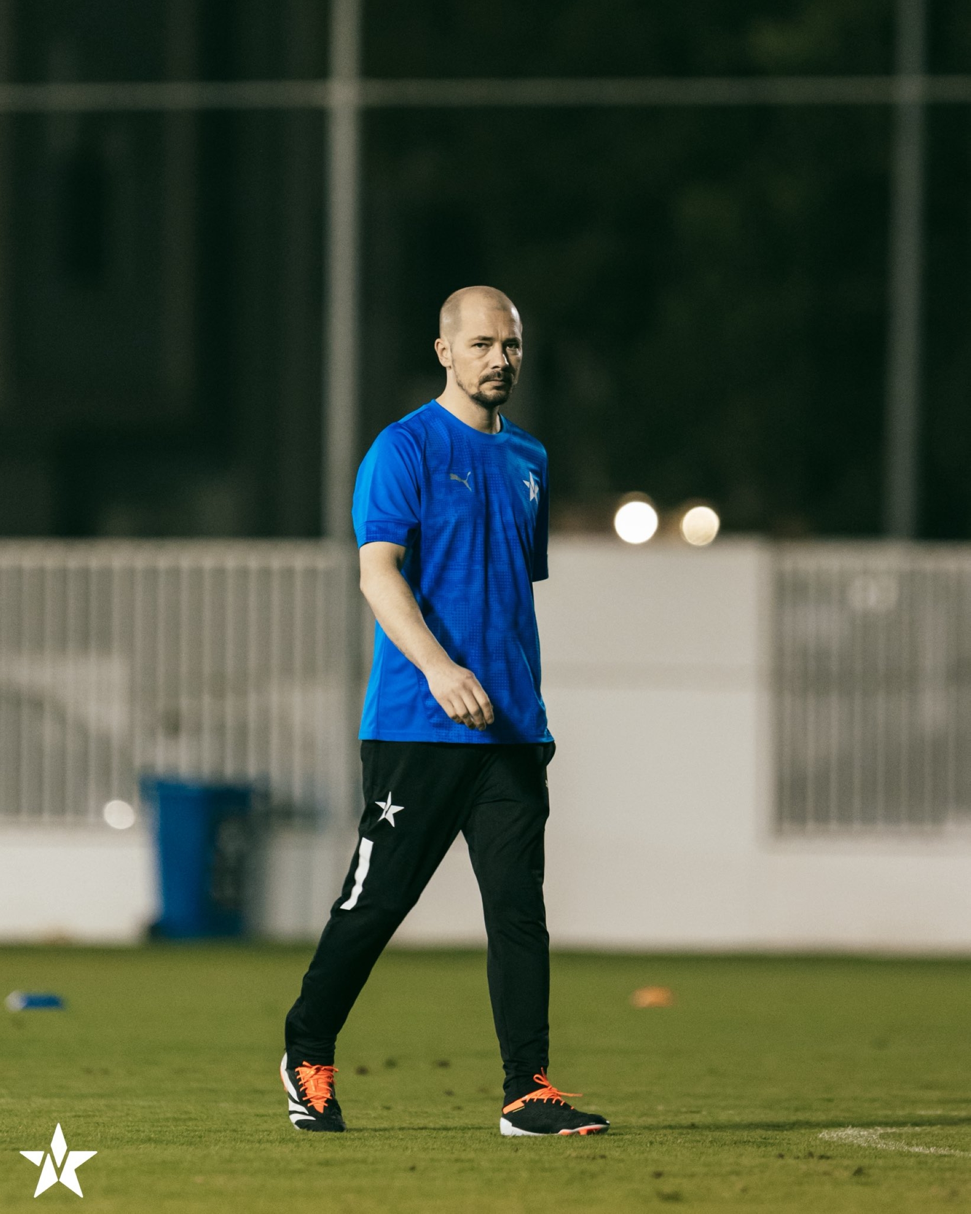  نيستور إل مايسترو مدرب النجمة