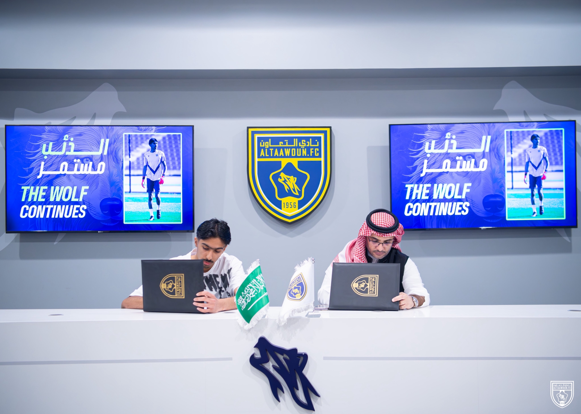 جانب من توقيع  الحارس عبد الرحمن السنيدي للعقود مع التعاون