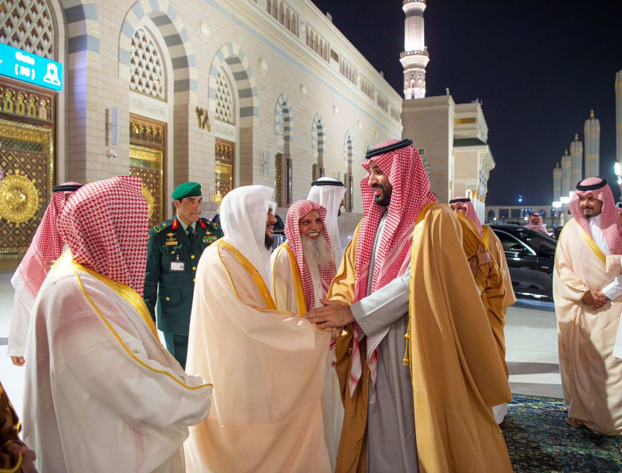 ولي العهد يزور المسجد النبوي