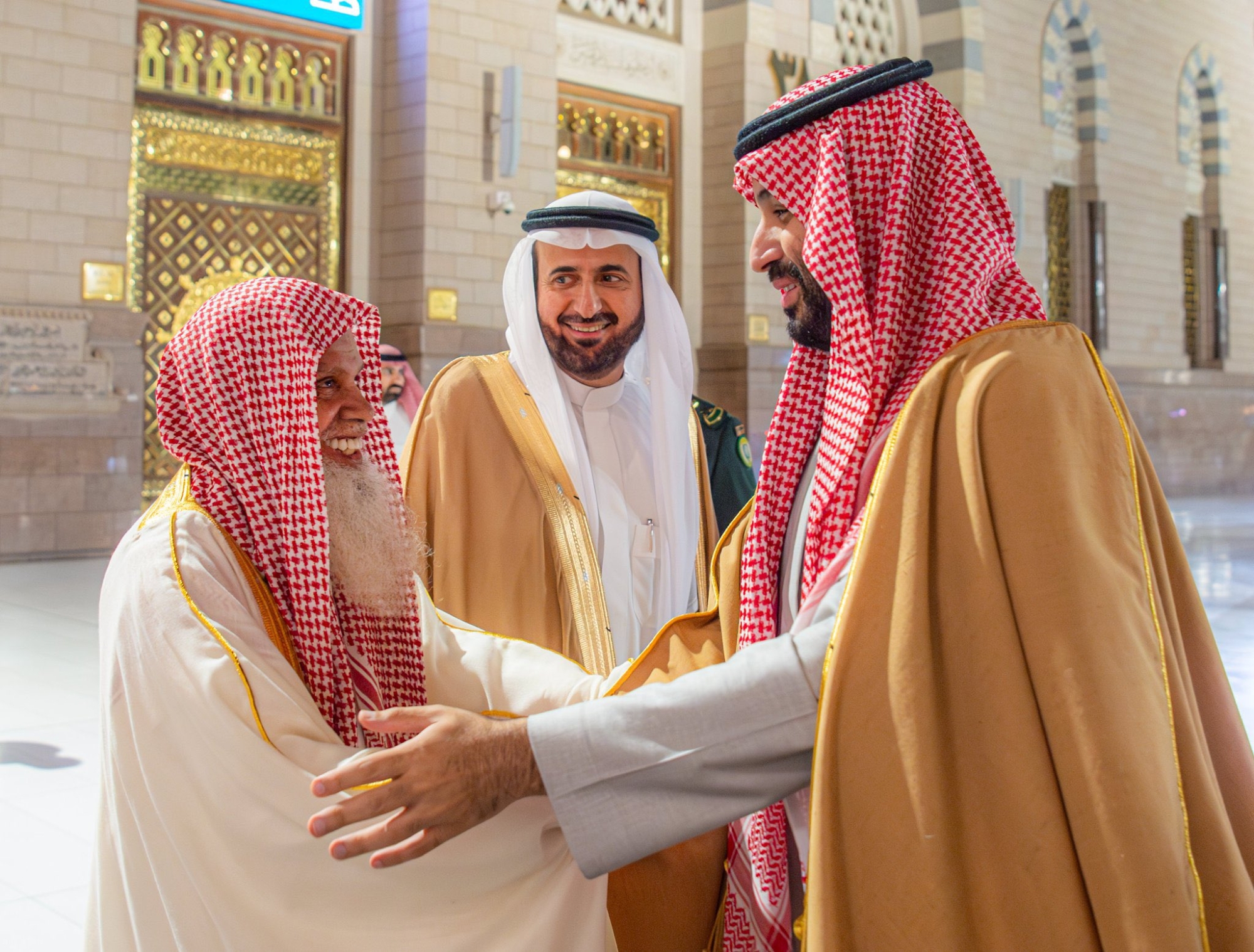 ولي العهد يزور المسجد النبوي