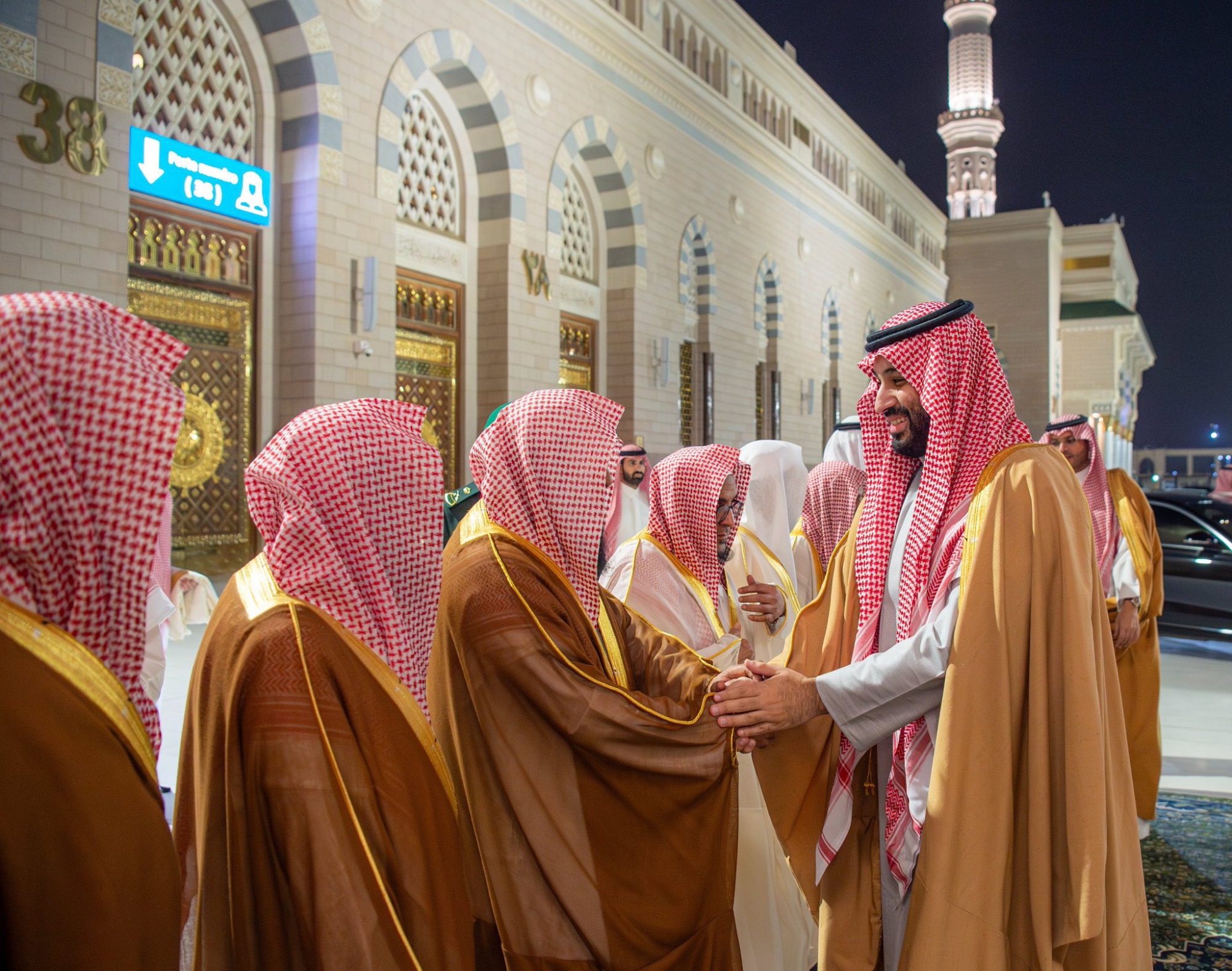 ولي العهد يزور المسجد النبوي