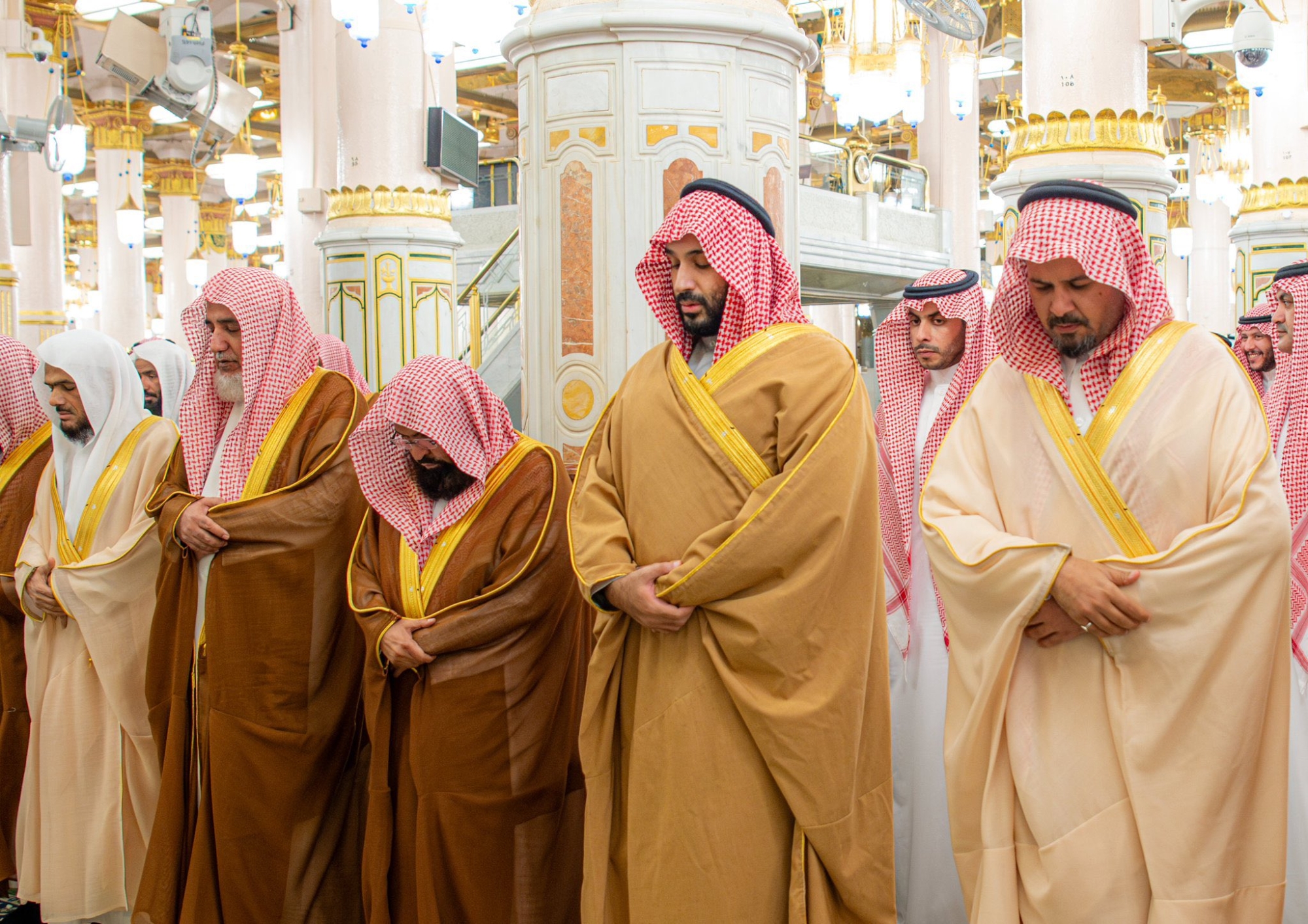 ولي العهد يؤدي الصلاة في الروضة الشريفة