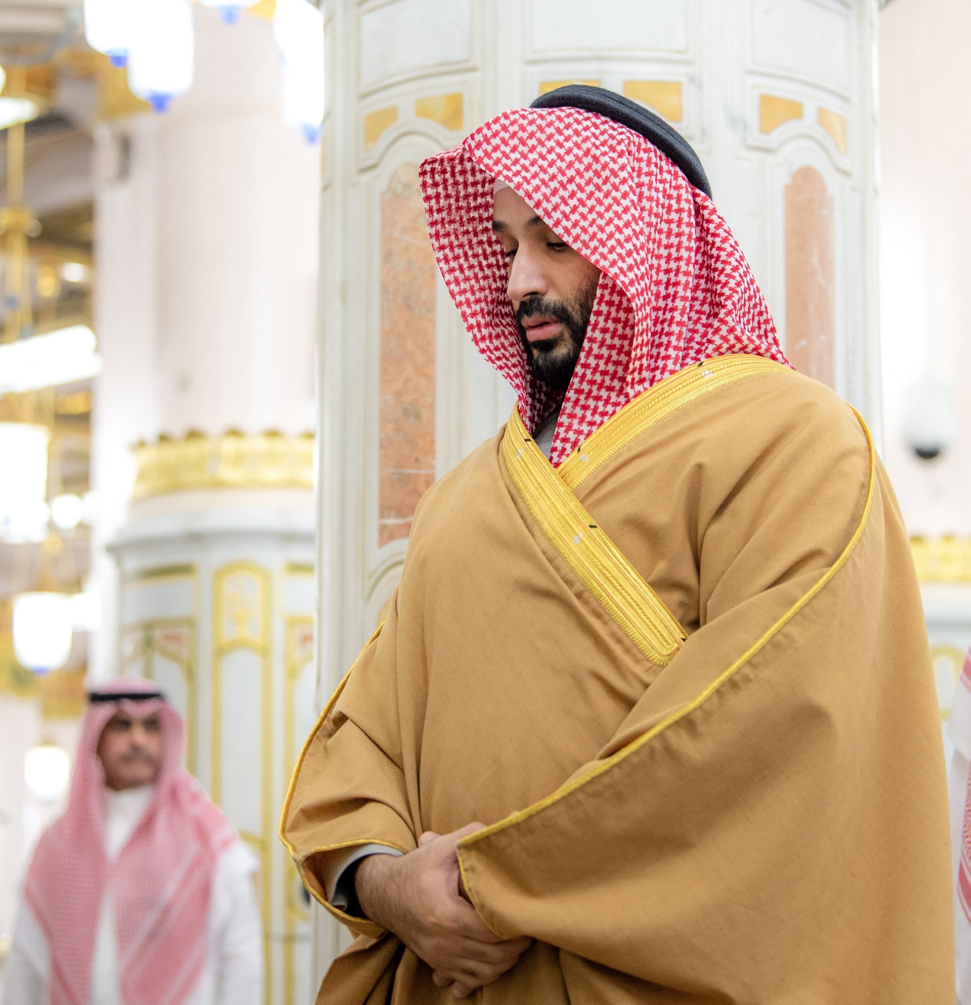 ولي العهد يؤدي الصلاة في الروضة الشريفة