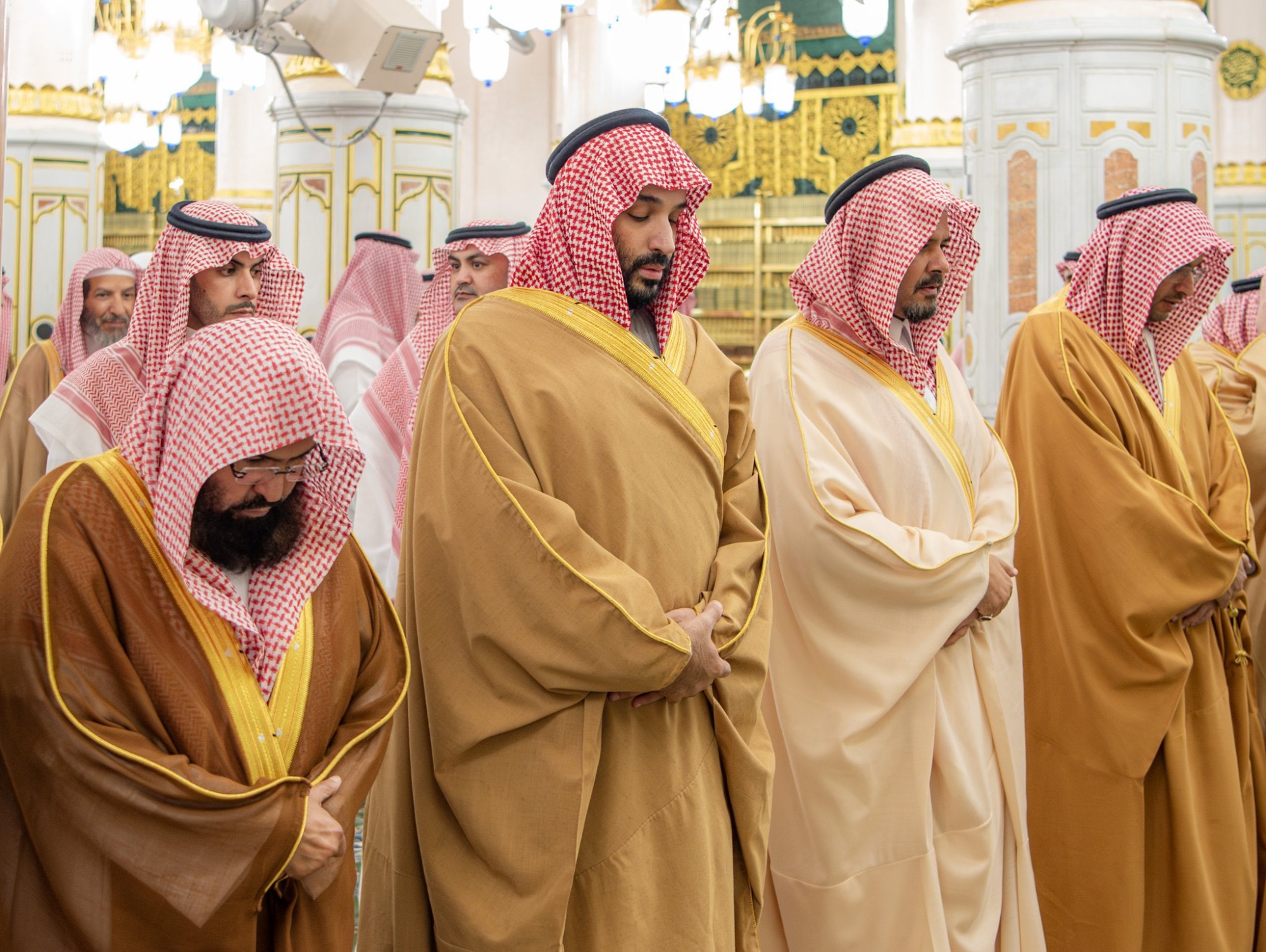 ولي العهد يؤدي الصلاة في الروضة الشريفة