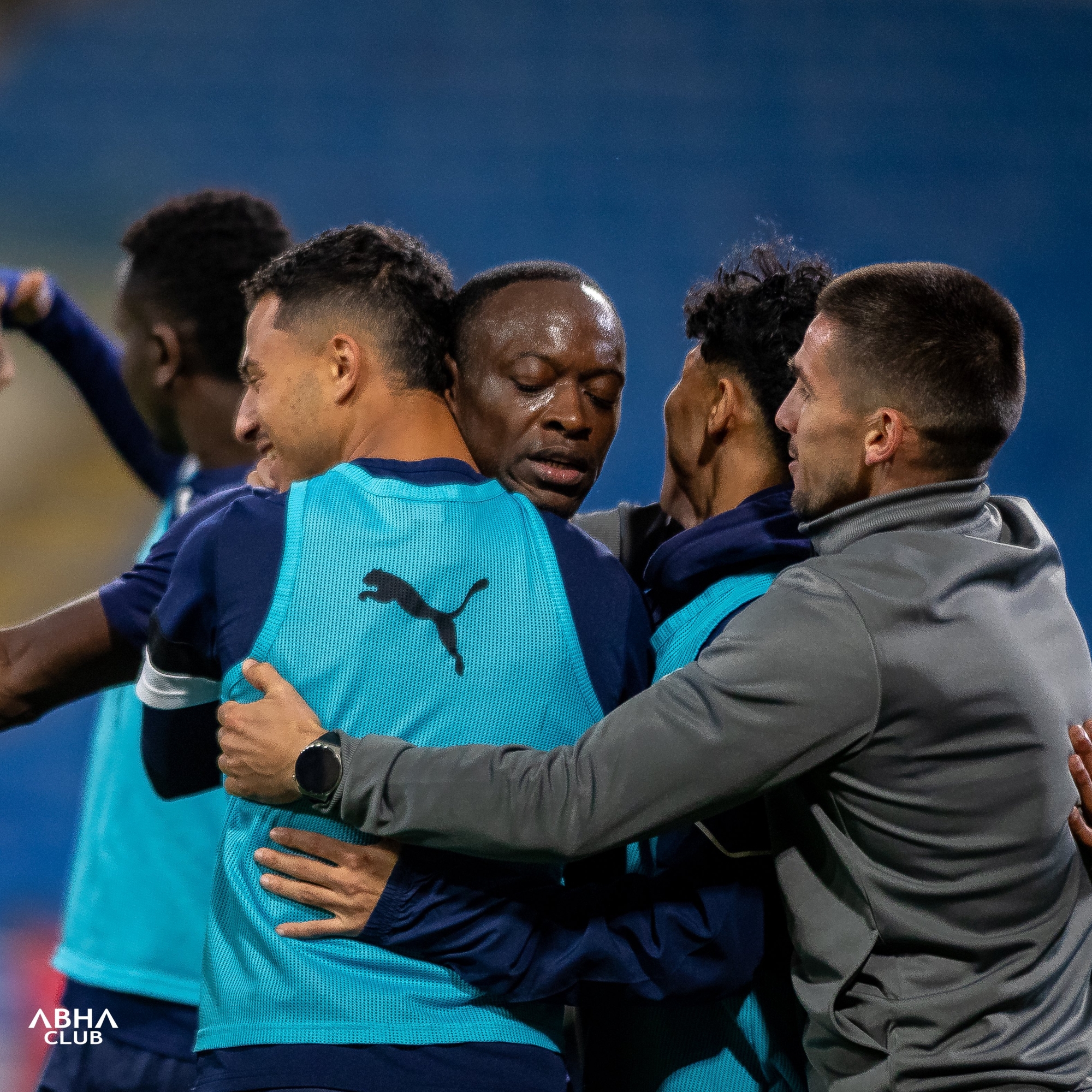 جانب من احتفال لاعبي أبها بالتسجيل 