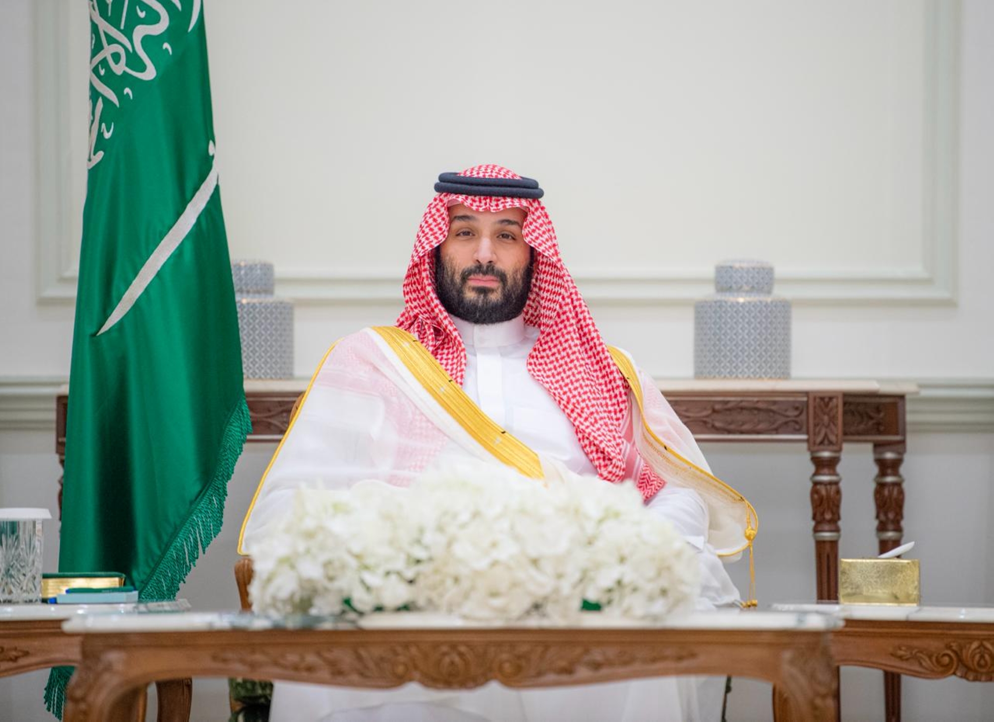 ولي العهد يستقبل في المدينة العلماء وجمعًا من المواطنين