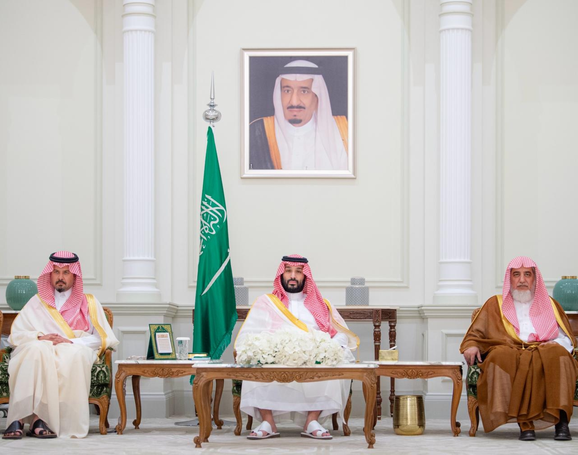 ولي العهد يستقبل في المدينة العلماء وجمعًا من المواطنين