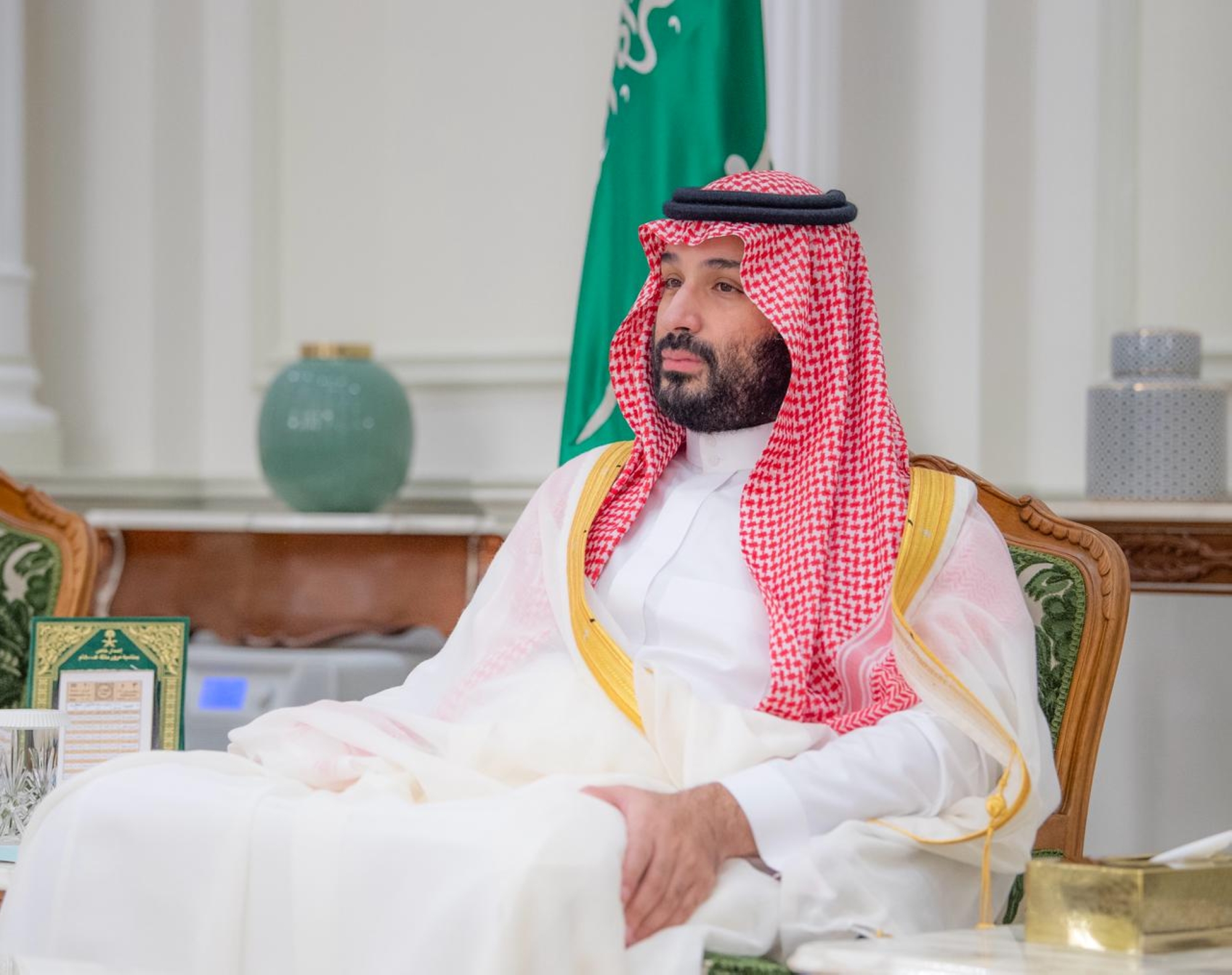 ولي العهد يستقبل في المدينة العلماء وجمعًا من المواطنين