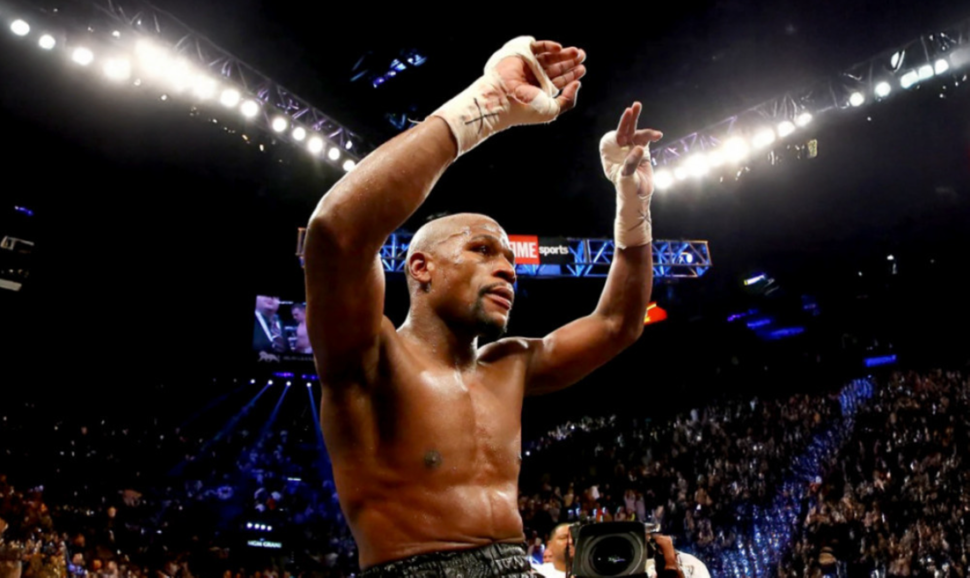  بطل العالم السابق في الملاكمة في عدة أوزان فلويد مايويذر