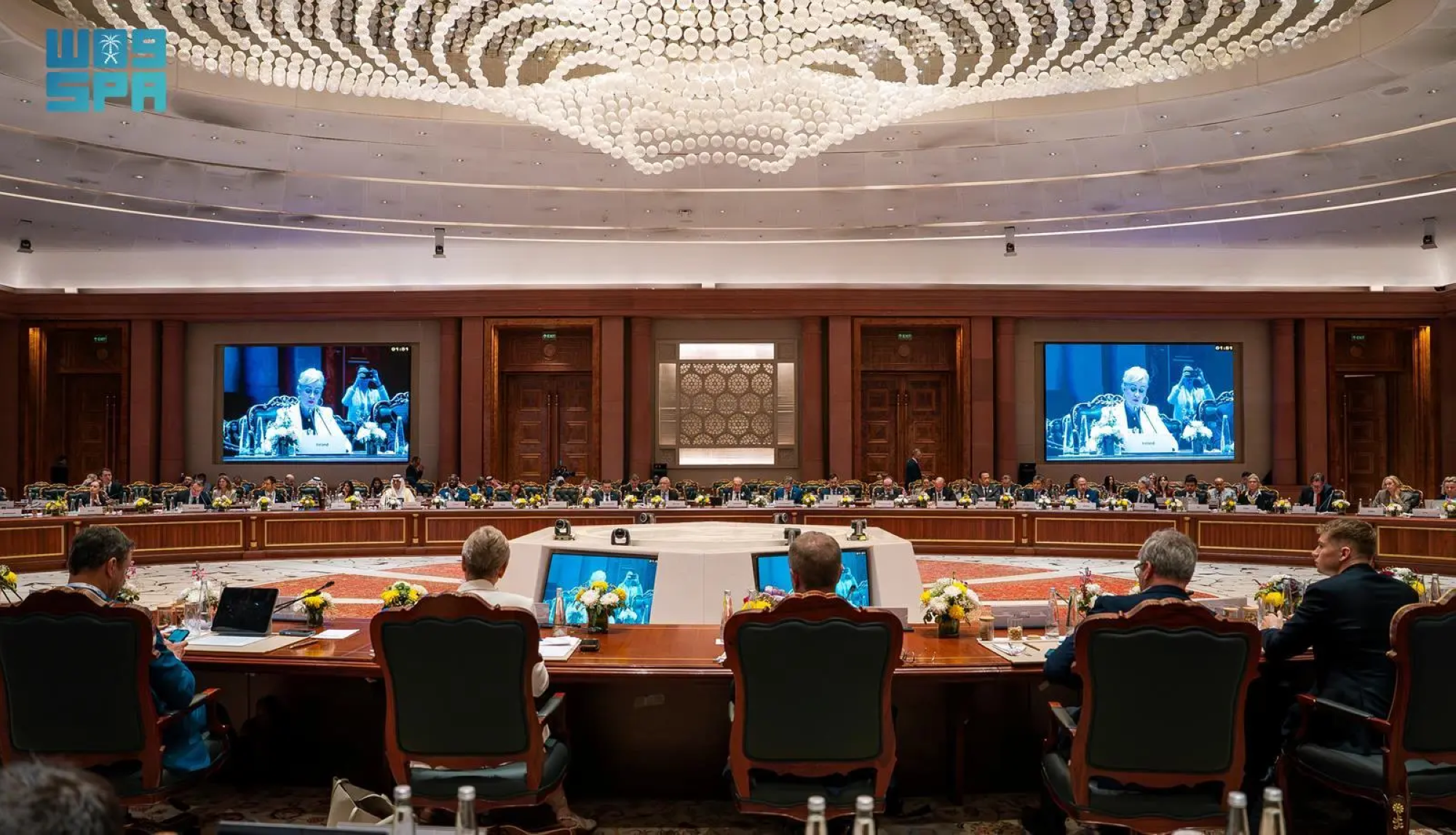 شهدت القمة نقاشات بين رؤساء دول وصنّاع قرار