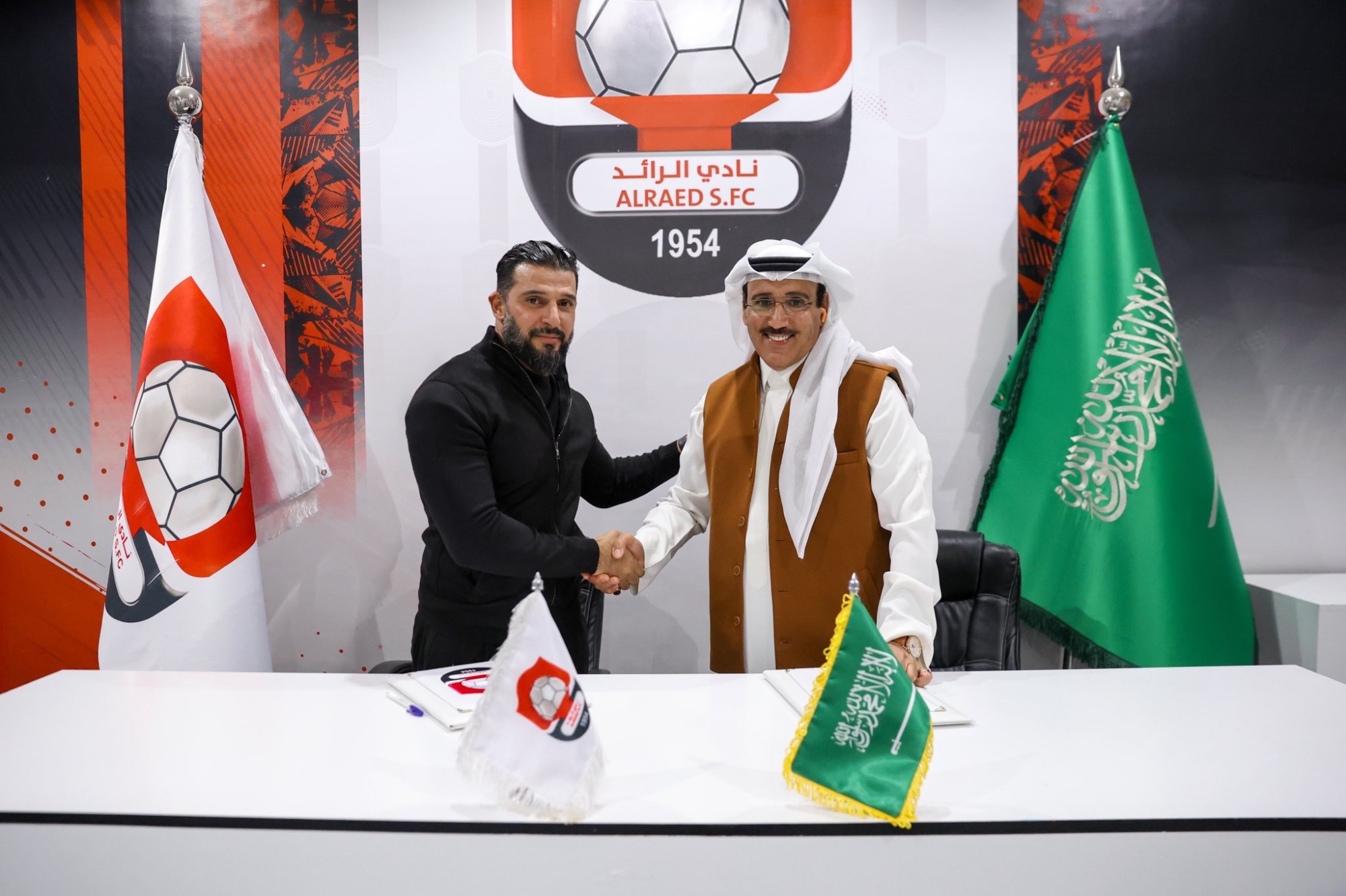 جانب من توقيع ناصيف البياوي  على عقود تدريب الرائد