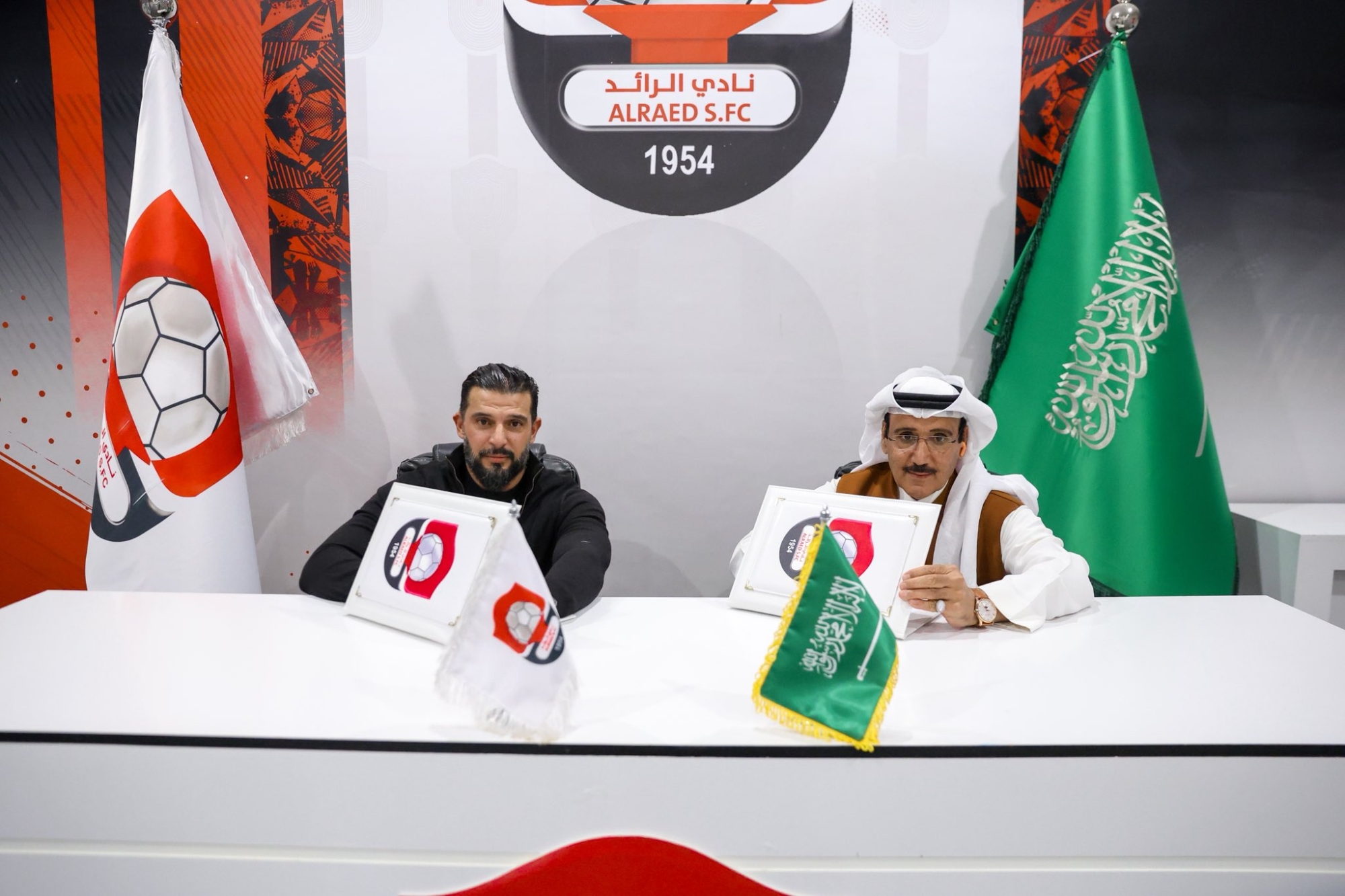 ناصيف البياوي يوقع على عقود تدريب الرائد